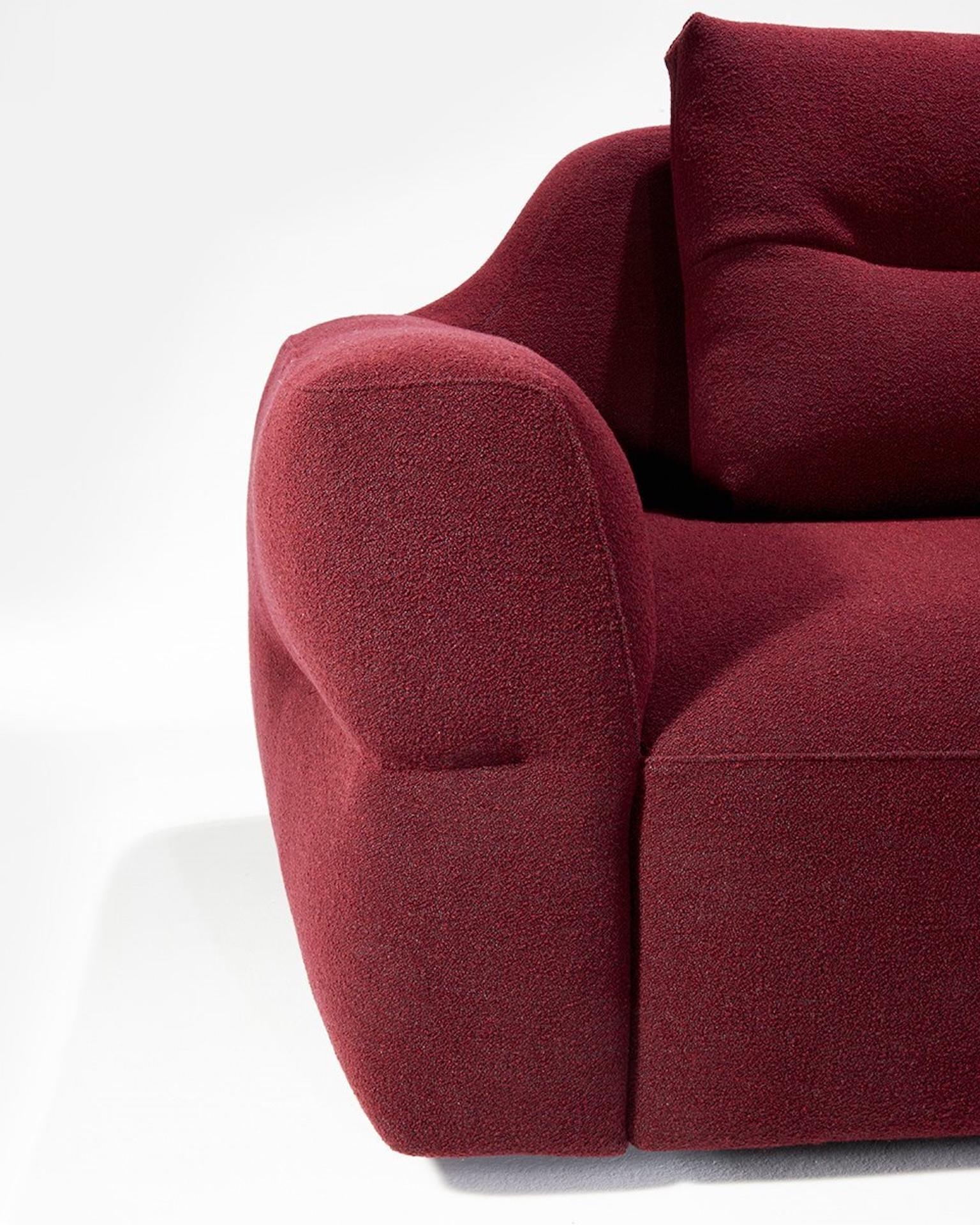 Monobloc sofas and pouf. 
Plywood frame. Armrest, backrest and seat padding in Circullarrefoam ® polyurethane, made with a percentage of recycled polyols. Upholstery in graduated density/recycled PET fibre. Parts assembly without glues that can be