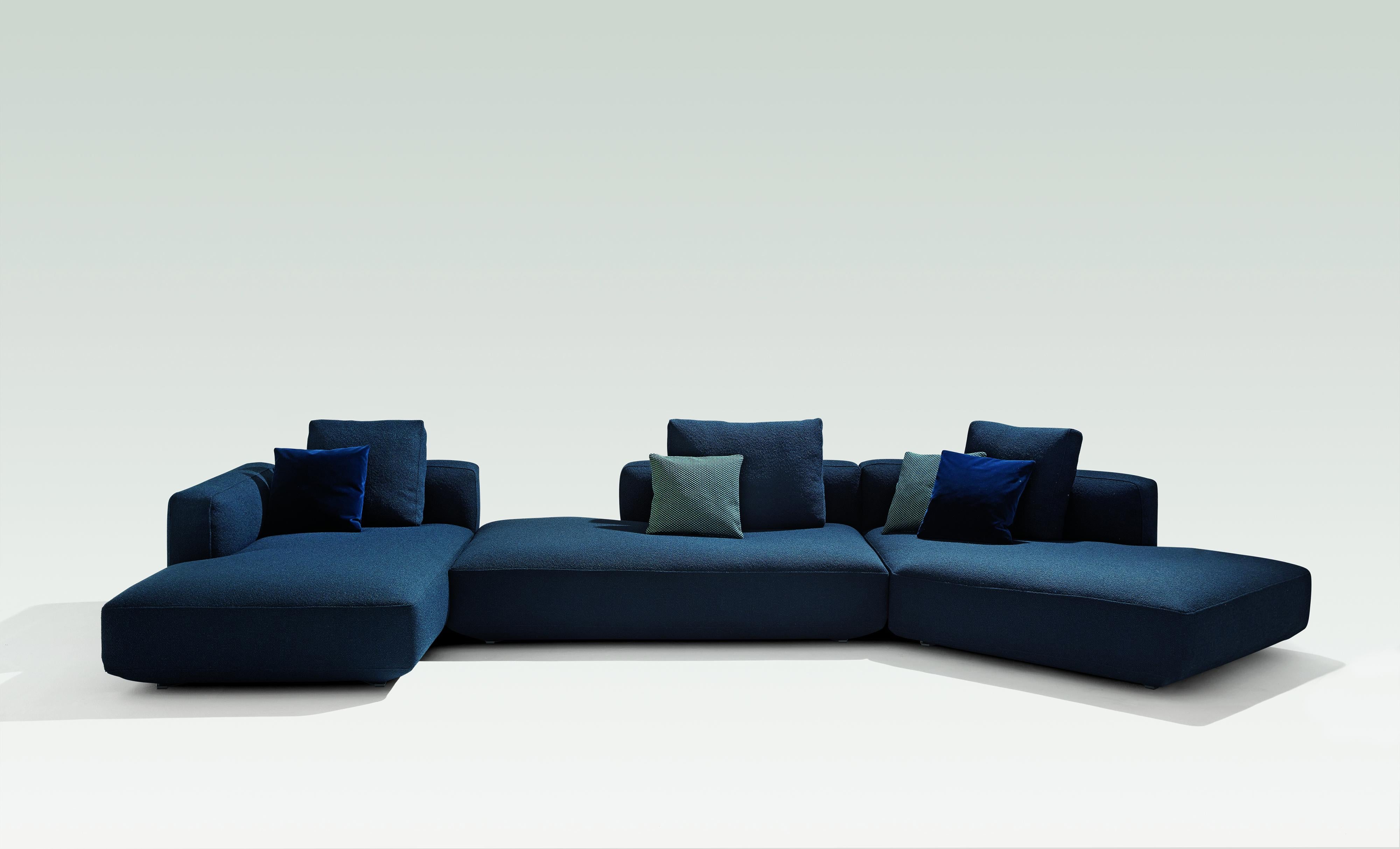 Disponibles muchos materiales de tapicería diferentes
Dimensiones: 431 A x 330 P x 65 A cm
Altura del asiento: 36 cm

Sofá monobloque y puf. Pies de acero pintados de grafito. Marco de madera. Suspensión por tiras elásticas. 
Asiento tapizado en