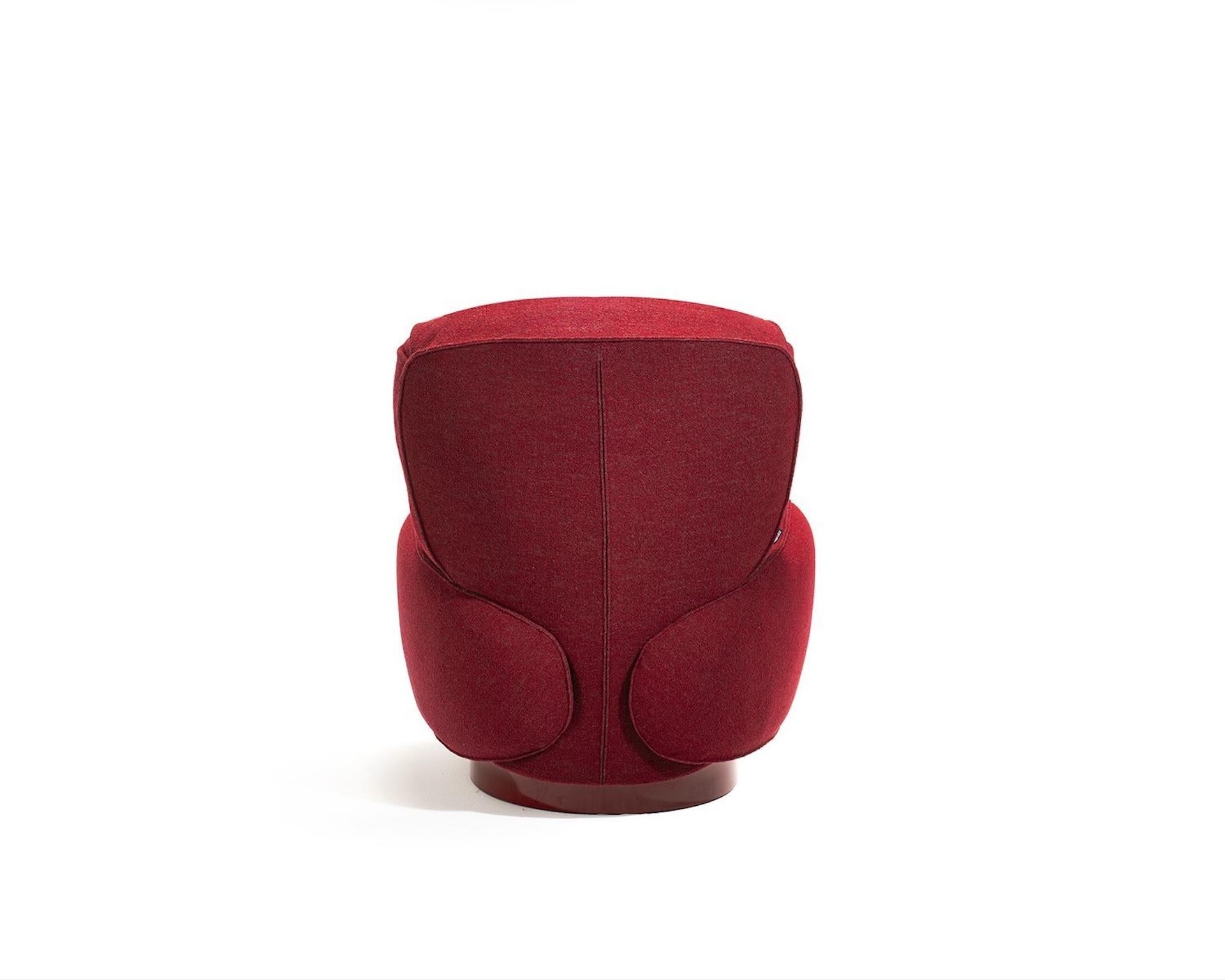 Chaise + ottoman dans le tissu de départ

Fauteuil réglable/bergere. Base pivotante peinte en brillant dans les couleurs talc, chanvre, orange, algues, amarante et noir. Structure en acier, rembourrée en mousse de polyuréthane auto-extinguible avec