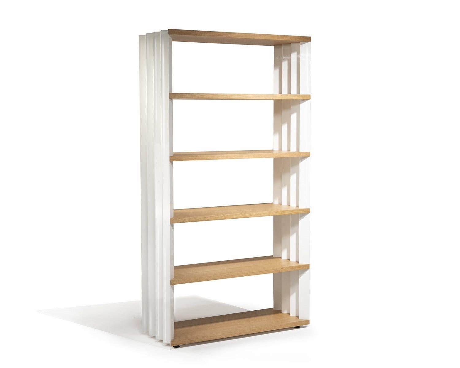 ookcase. Telaio in acciaio verniciato lucido, colore talco, caramello, arancio, amaranto, alghe. Ripiani in MDF impiallacciato in rovere verniciato naturale. Le librerie in versione alta, se affiancate, possono essere collegate tra loro grazie a un