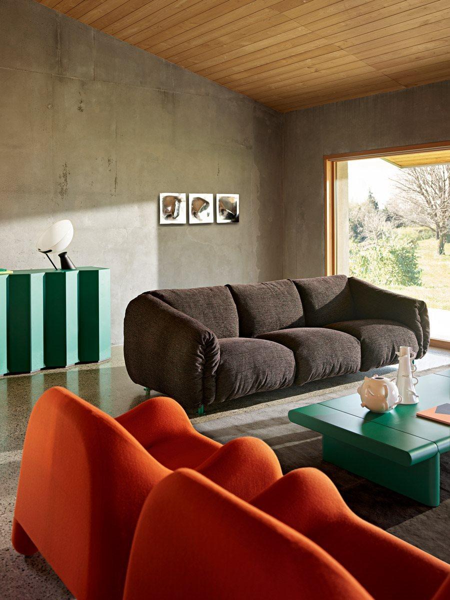 Monoblock, modulare Sofas und Poufs. Tragrahmen aus Talkum, Hanf, Orange, Amaranth, Grasgrün, Espresso oder schwarz lackiertem Stahl, komplett mit steifen Polyestergurten im Farbton Anthrazit für die Auflage der Kissen. Sitz-, Rücken- und