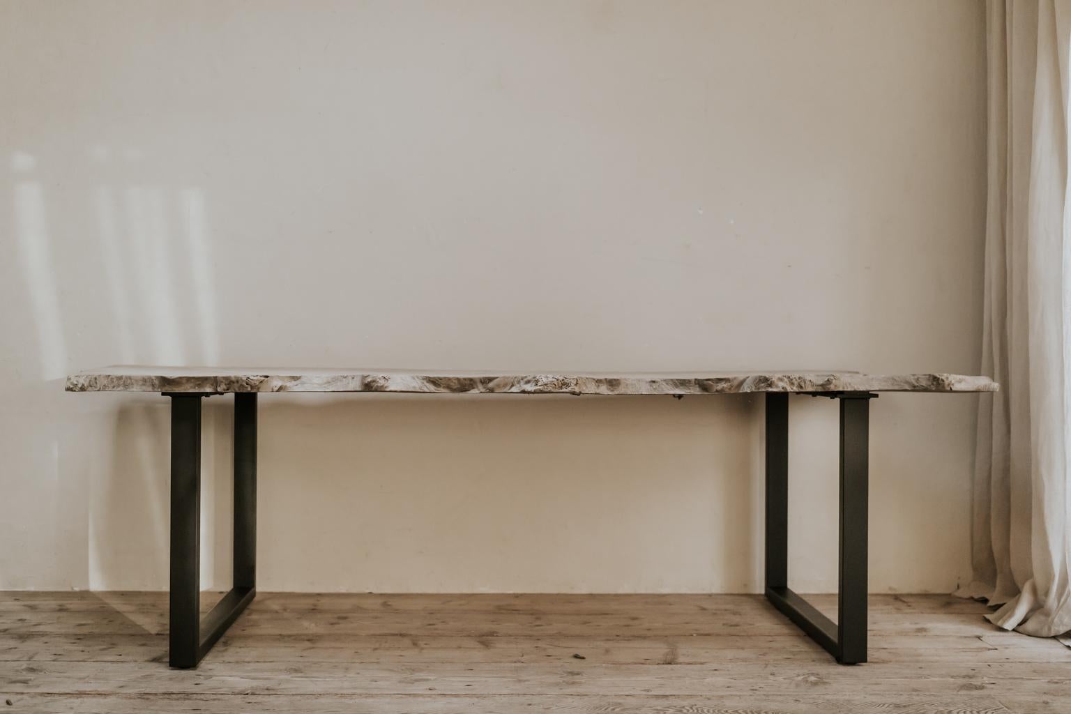 Wir haben ein besonders großes antikes spanisches Stück Pappelholz verwendet, um diesen skurrilen Tisch zu kreieren, der auf einem modernen Eisensockel montiert ist und sich wunderbar als Esstisch, Schreibtisch oder Konferenztisch eignet...