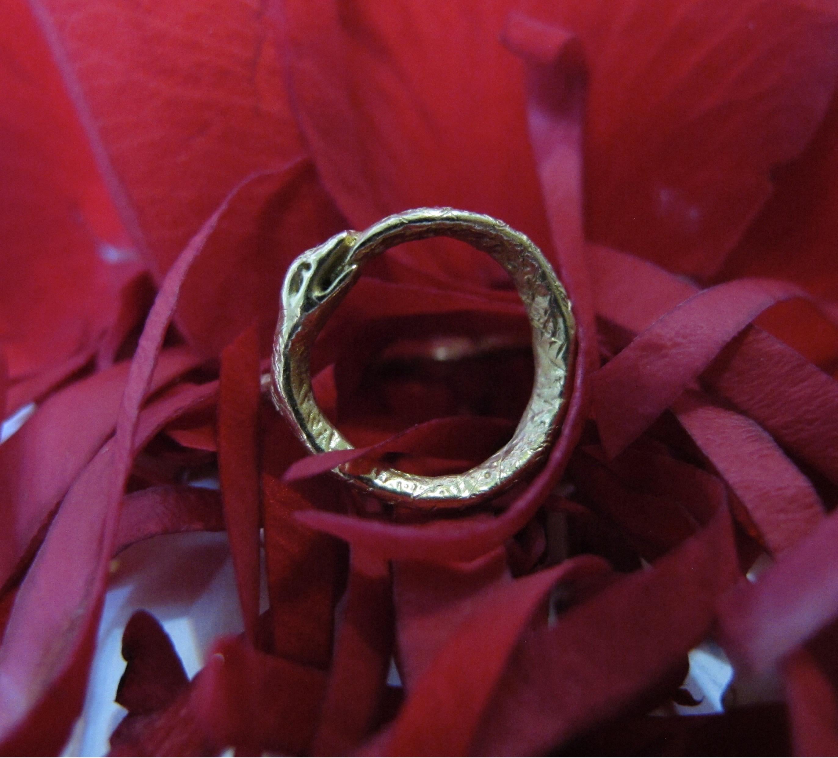 Maßgefertigter 18k Ouroboros-Ring im Zustand „Neu“ im Angebot in New York, NY