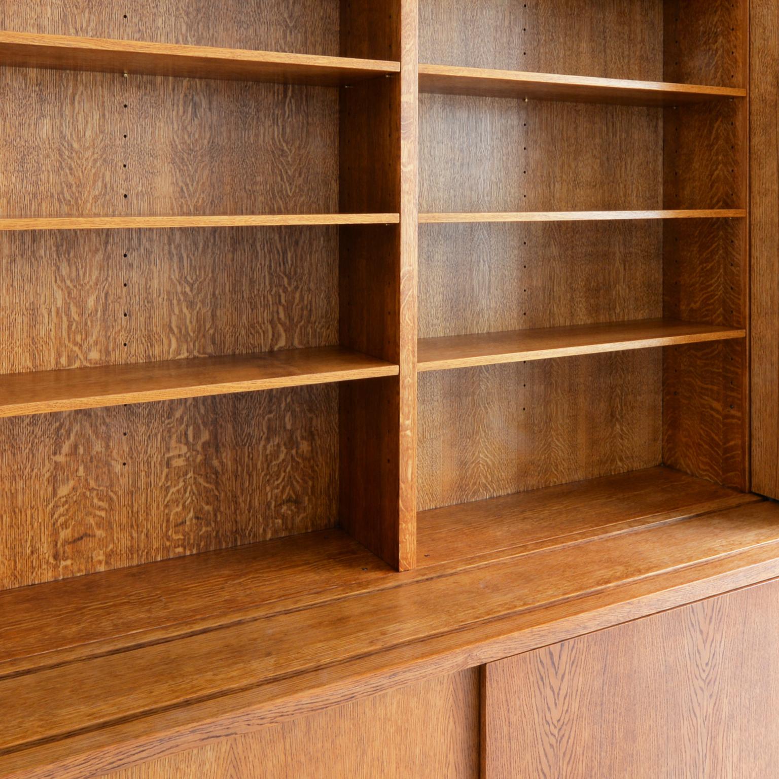 Estantería personalizada de madera artesanal con estantes deslizantes y regulables Manchado en venta