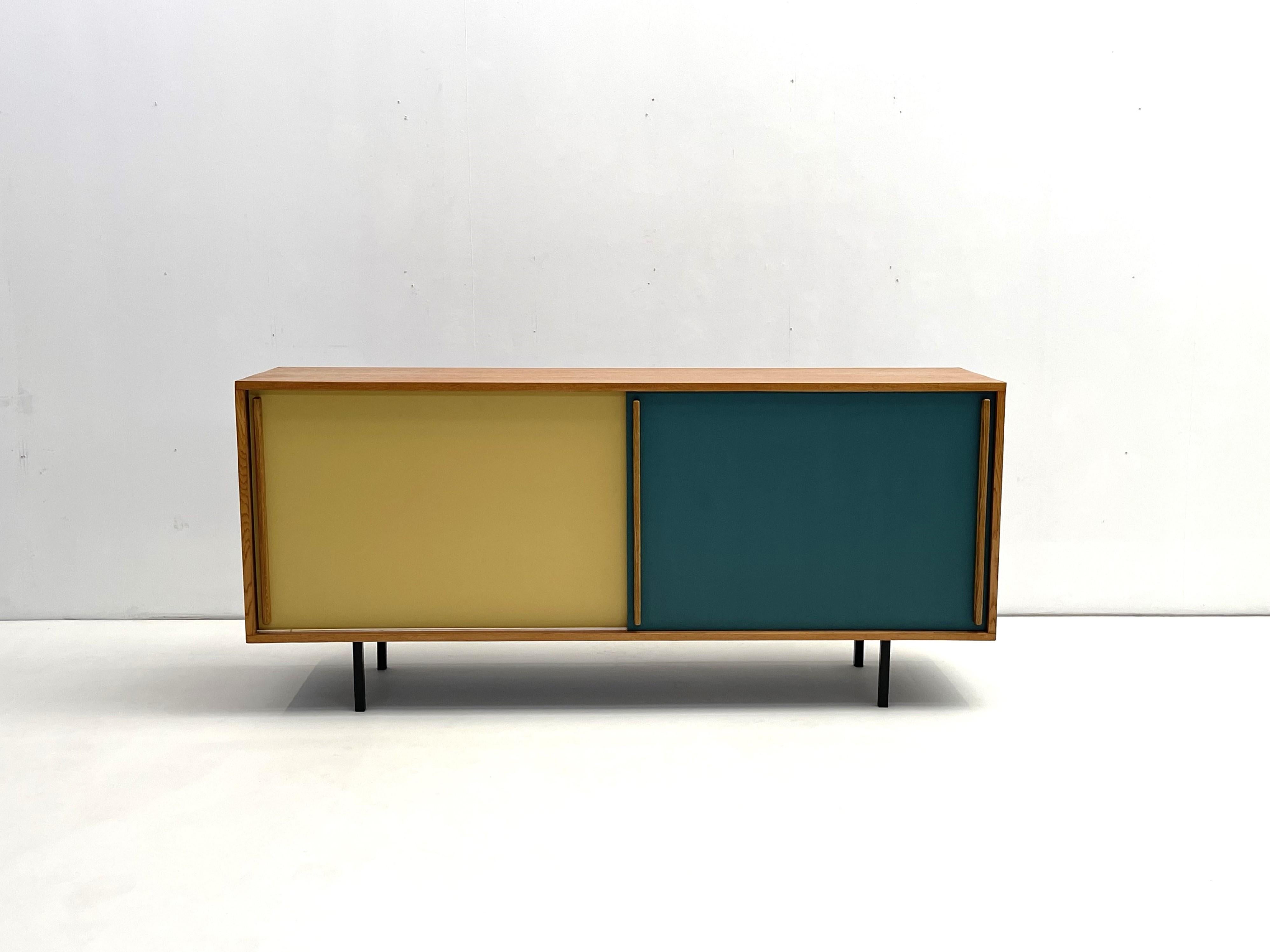 Este aparador moderno de mediados de siglo, fabricado en Bélgica a finales de la década de 1960, se ha personalizado con un llamativo estilo de diseño retro. Construido en roble rico, presenta una estética elegante y minimalista típica de la época.