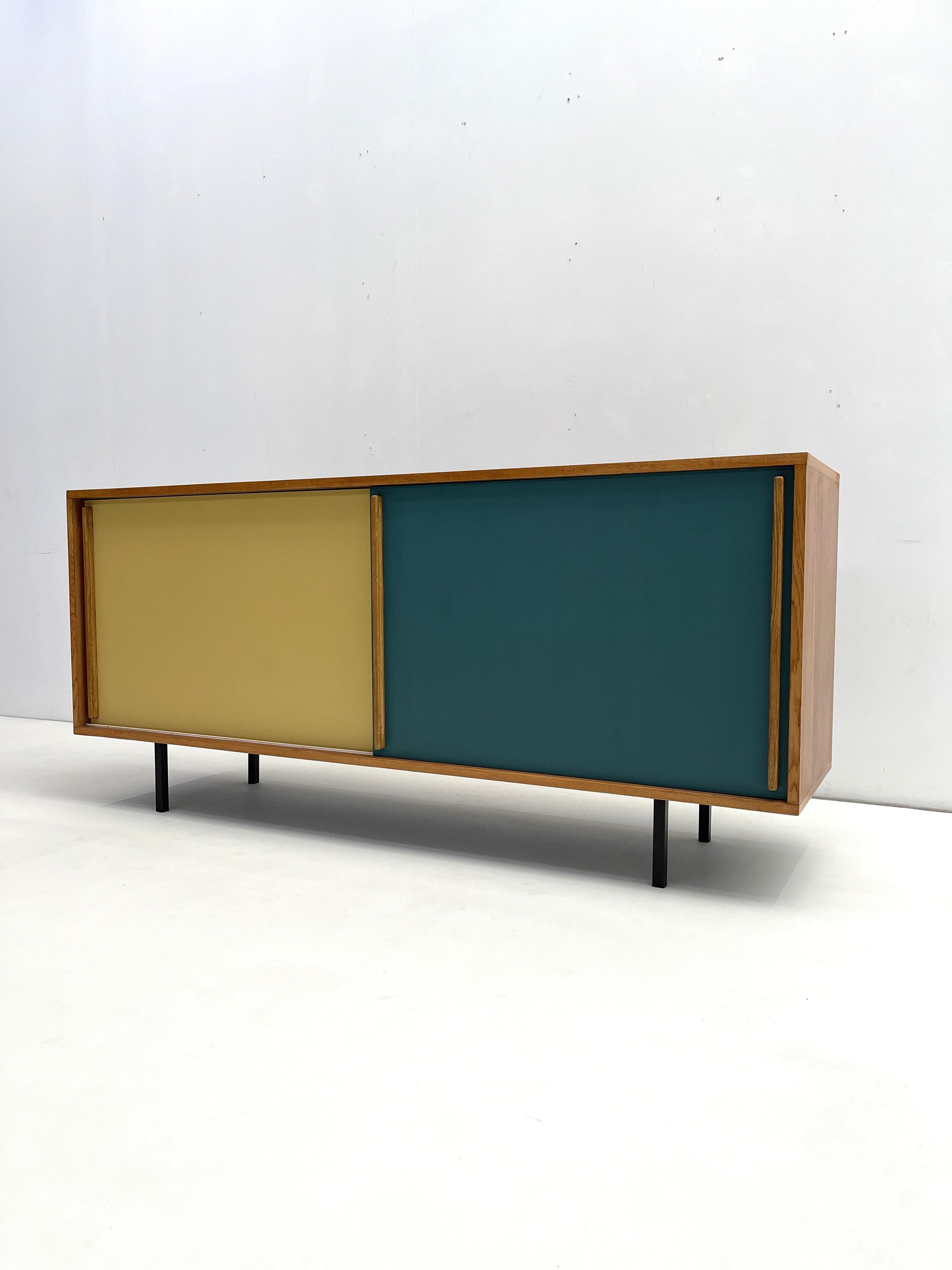 Credenza a medida  en formica y roble Moderno de mediados de siglo en venta