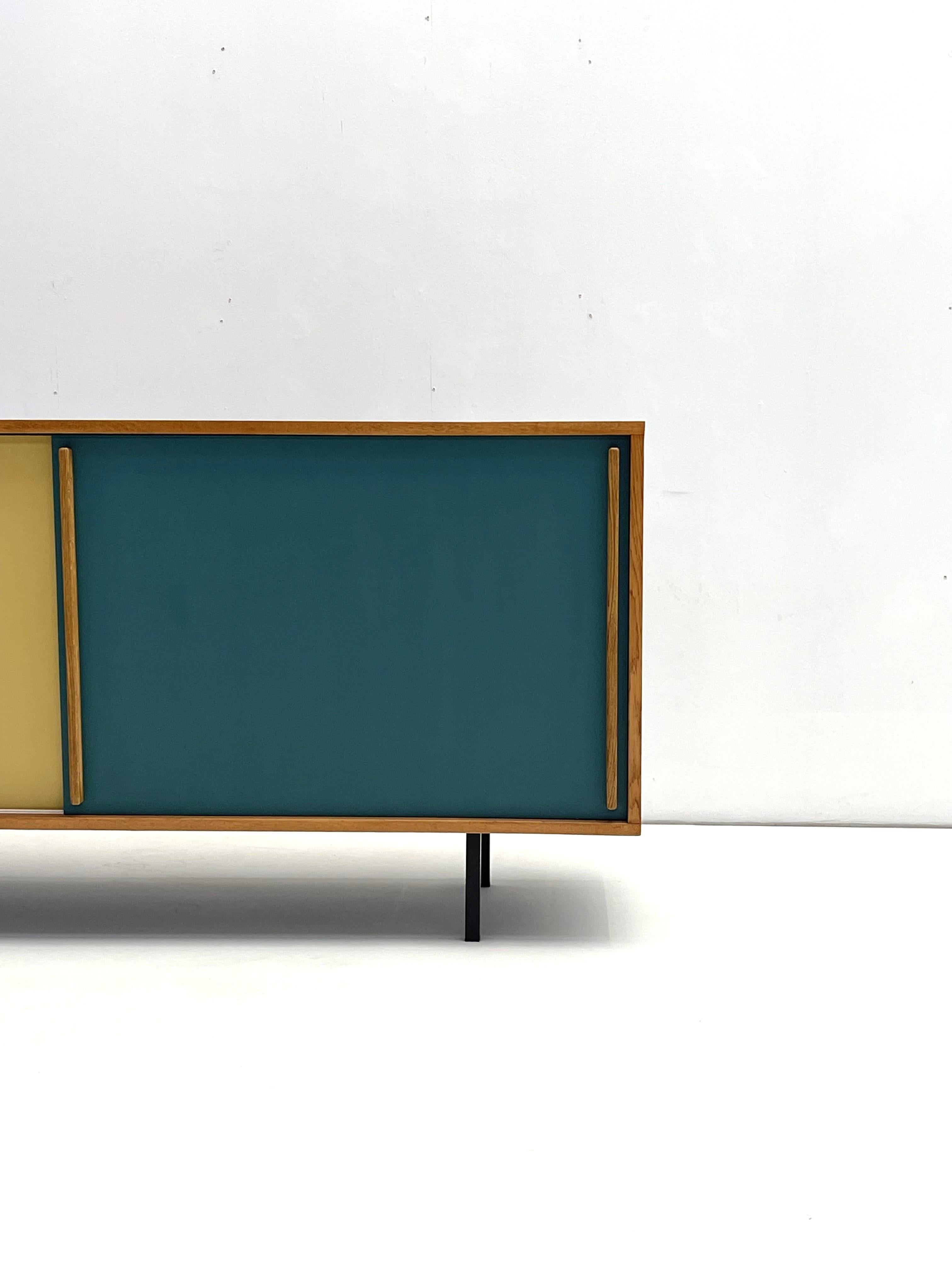 Credenza a medida  en formica y roble en Bueno estado para la venta en Brussels, BE