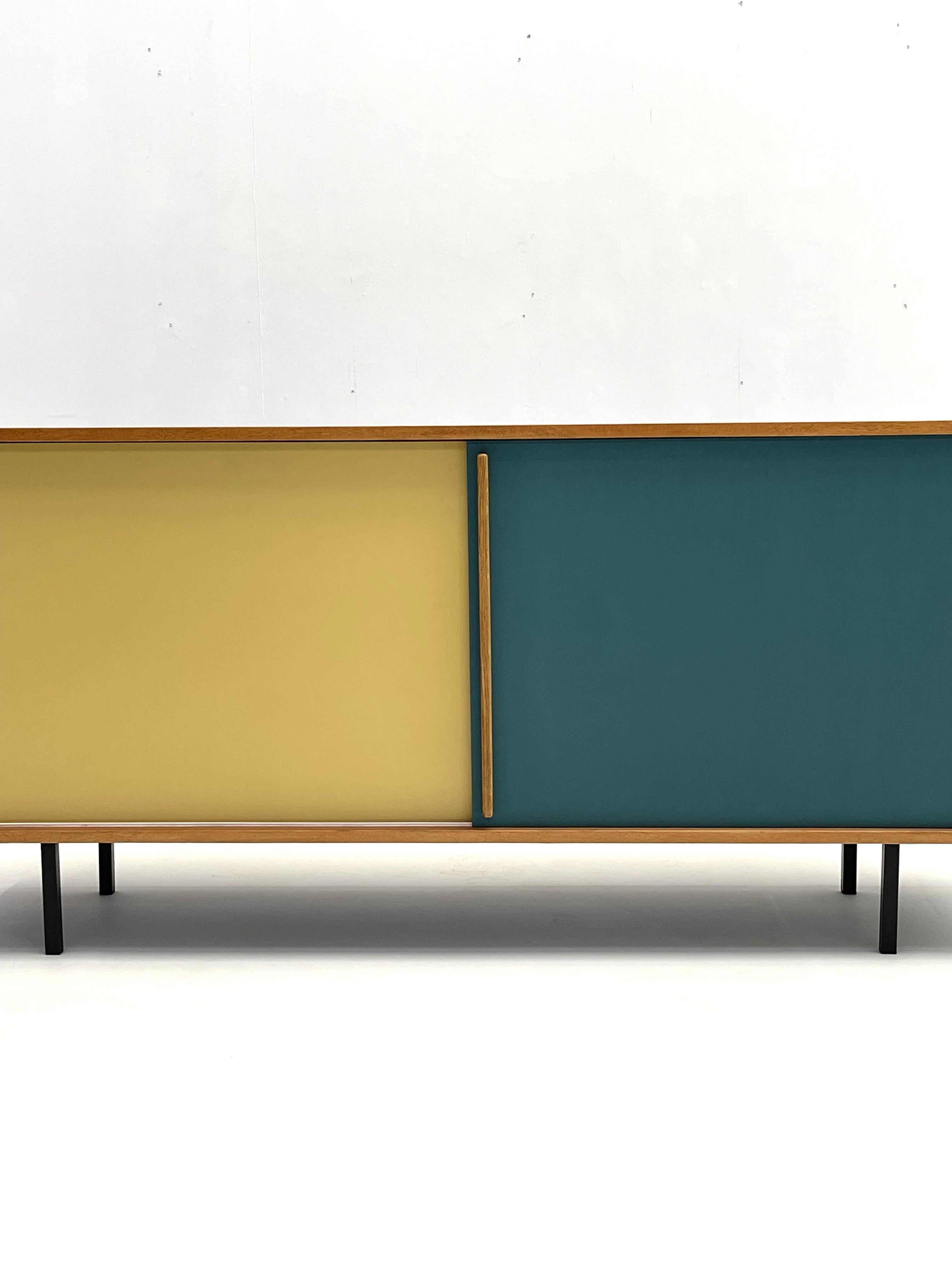 Credenza a medida  en formica y roble mediados del siglo XX en venta