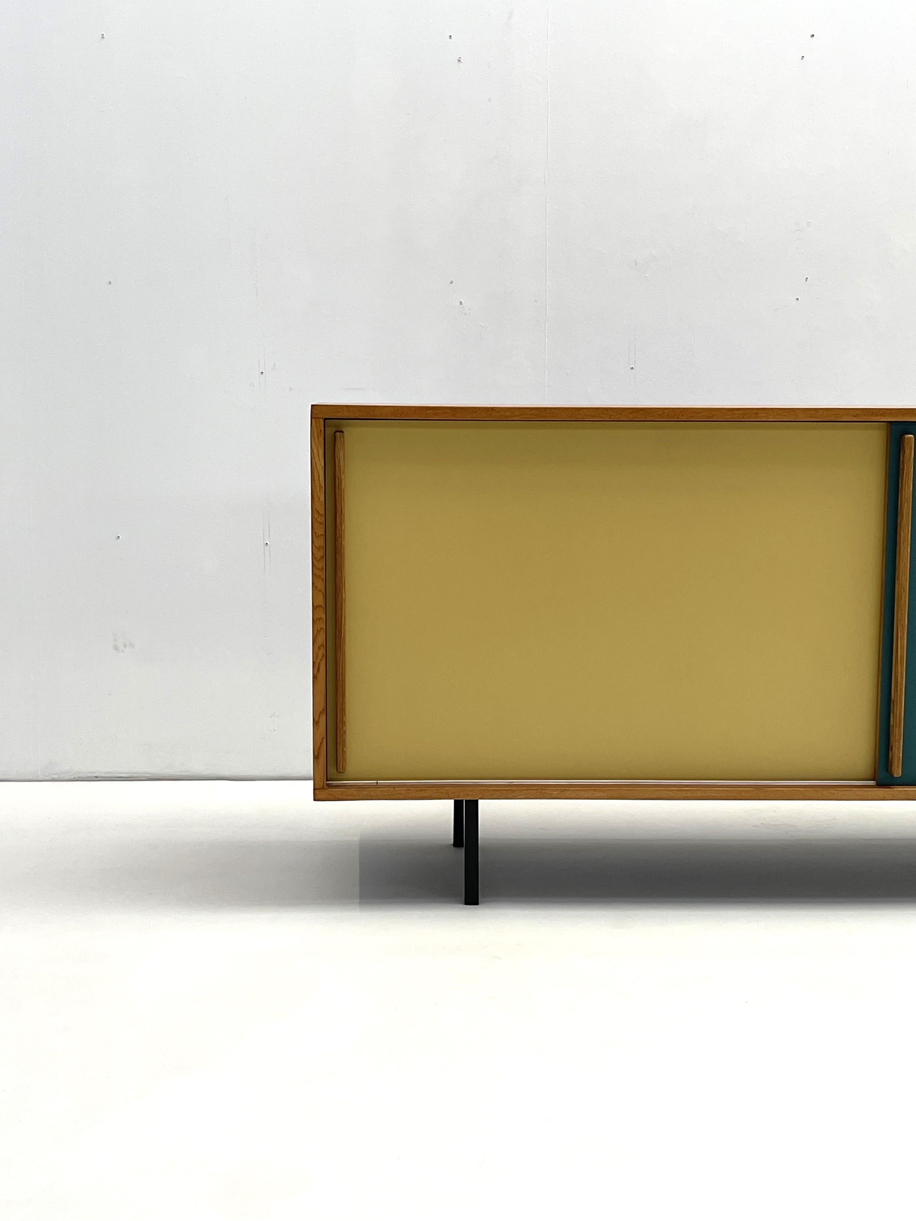 Credenza a medida  en formica y roble Hierro en venta