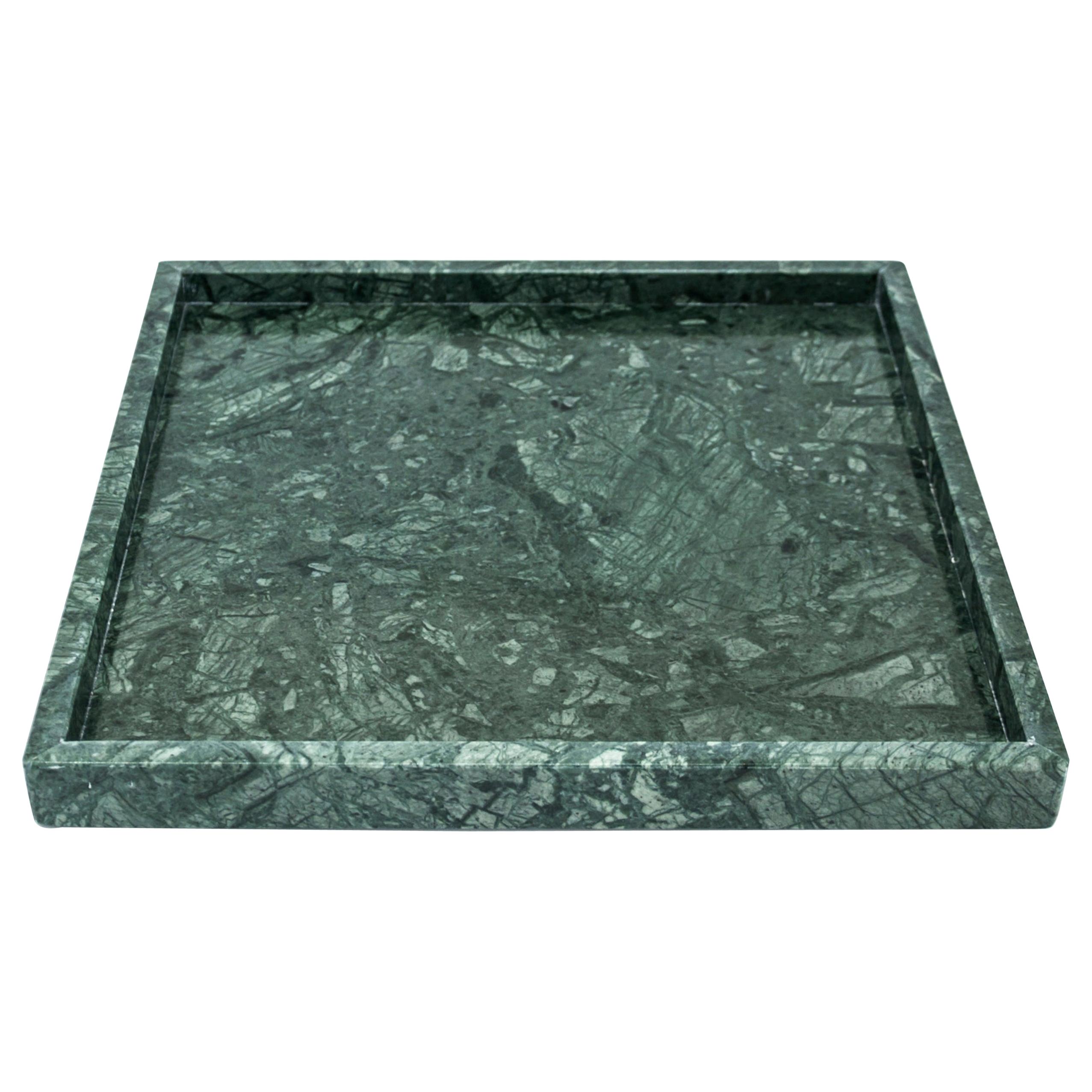 Bandeja cuadrada de mármol blanco, ideal para el spa, en el baño, pero también como centro de mesa o en la entrada como aparador. Cada pieza es en cierto modo única (cada bloque de mármol es diferente en vetas y matices) y está hecha a mano por