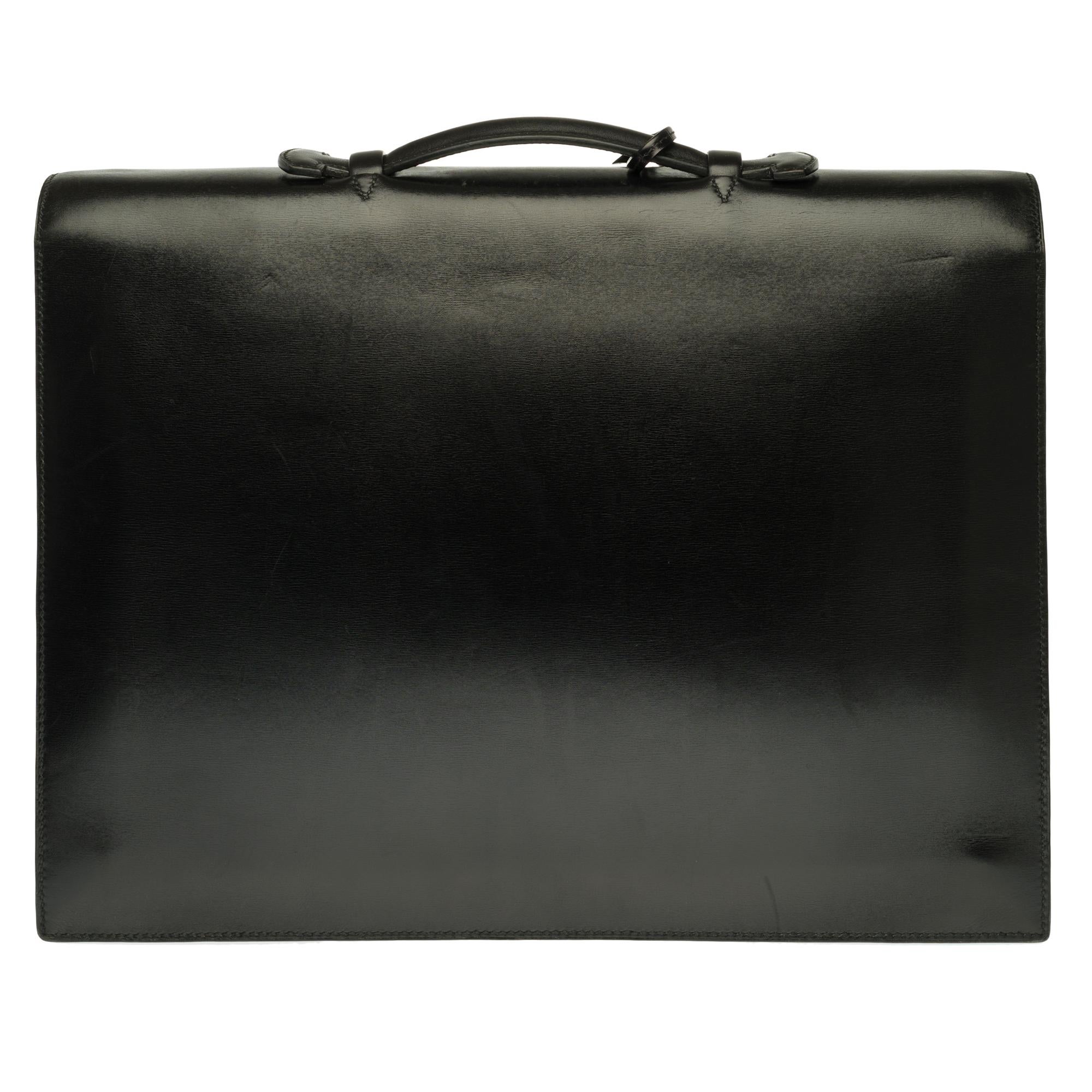 Very Classy Hermès Briefcase Messenger bag in black box calfskin leather customised with black Crocodile porosus (tirette and clochette), gold-tone metal hardware, simple black leather handle allowing a handheld.

Folding latch closure on flap,