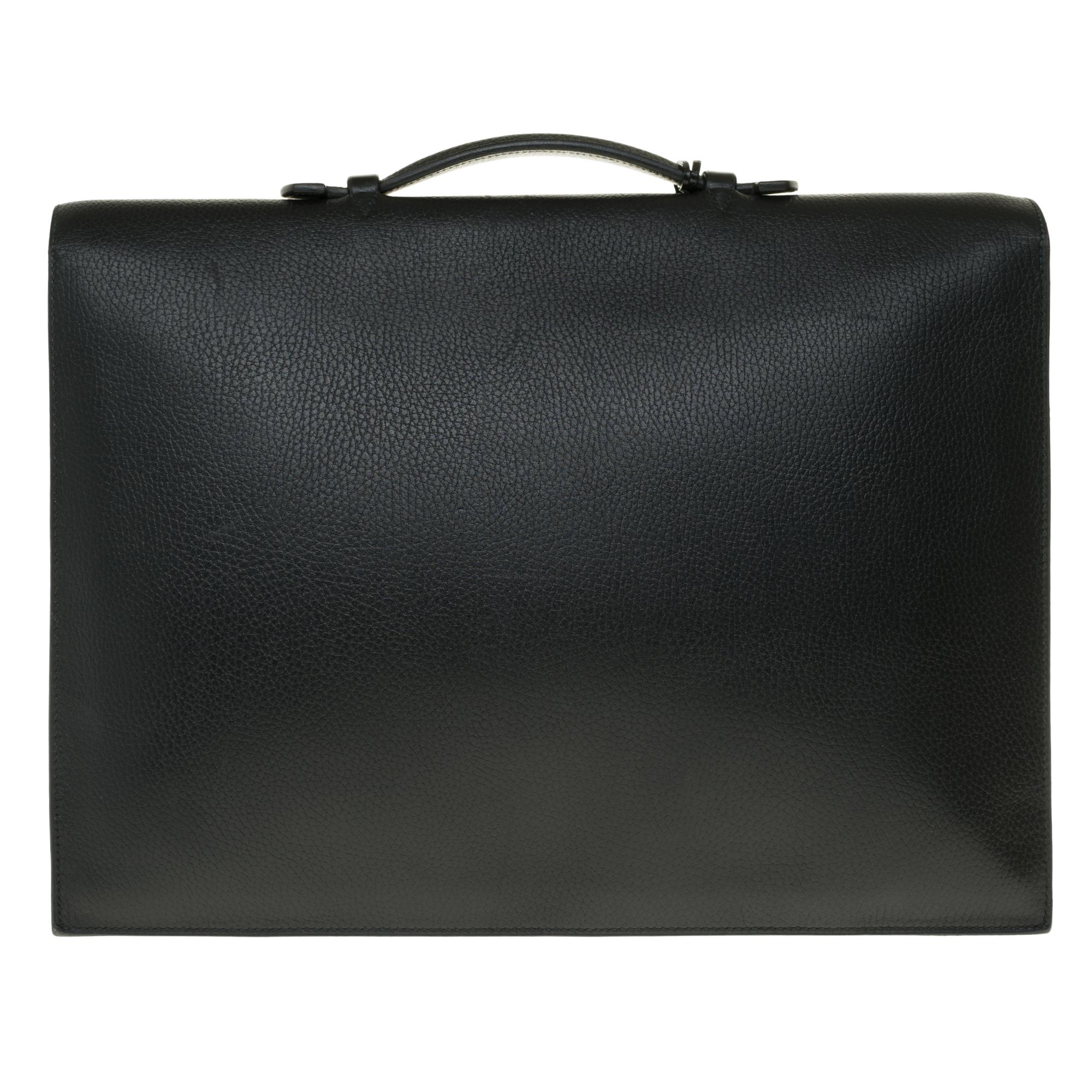 Very chic Hermès Briefcase Messenger bag in black togo leather customized with black Crocodile porosus (closure tab and tirette and clochette), palladium silver metal hardware, simple black leather handle allowing a handheld.

Flip latch closure on