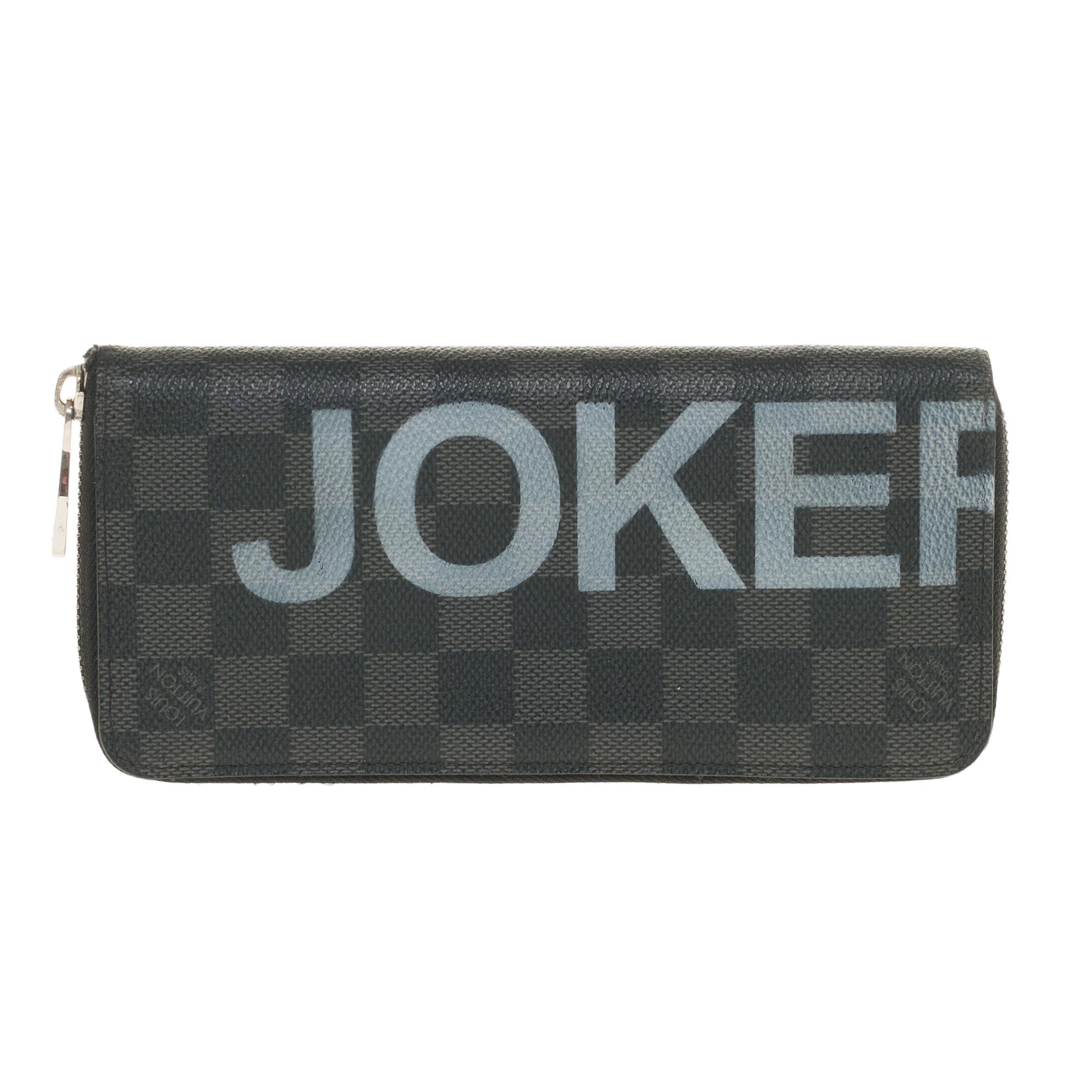 Houlux is pleased to present the latest creation of the artist specialized in Street'Art PatBo on the theme of Joker to make a unique portfolio that will surprise more than one!

The Zippy vertical wallet in resistant Damier Graphite canvas embodies