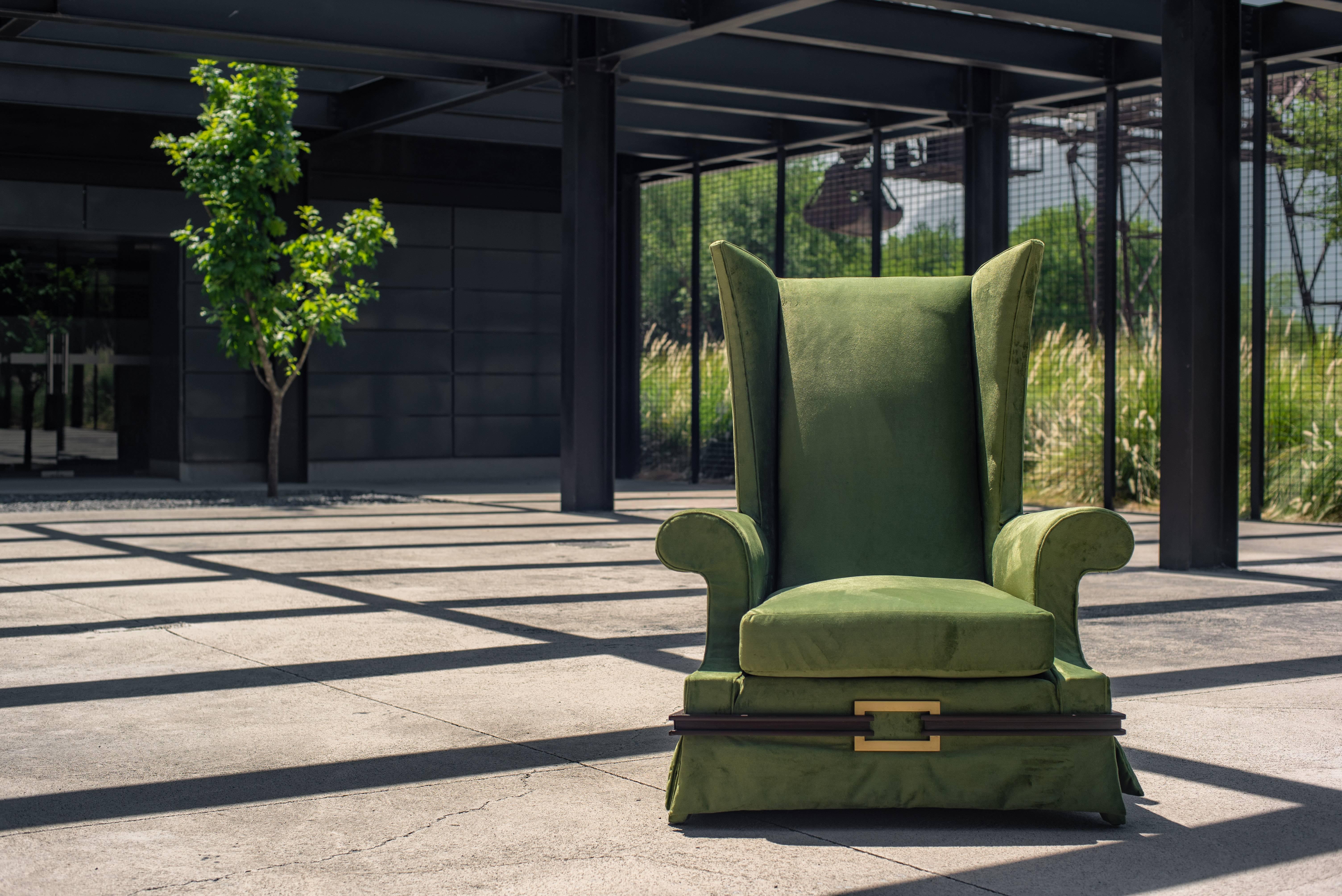 Under the premise of the Block brothers to design personalized pieces we present this majestic Lounge Chair that only this pair of brothers could create. exquisite curves in the arms that interlace the linearity of its backrest, the small solid