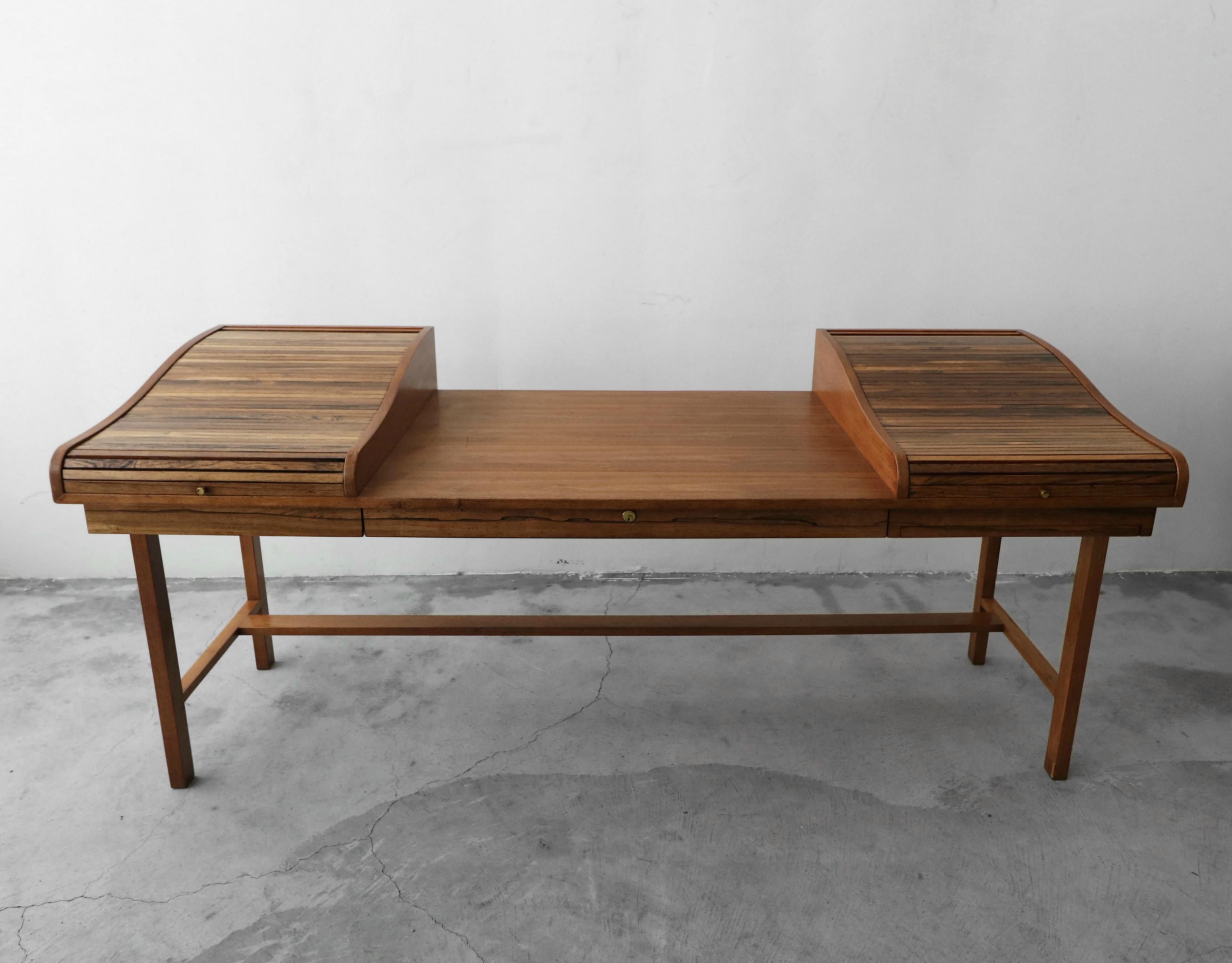 Customized Midcentury Rosewood and Walnut Desk by Edward Wormley for Dunbar In Good Condition In Las Vegas, NV