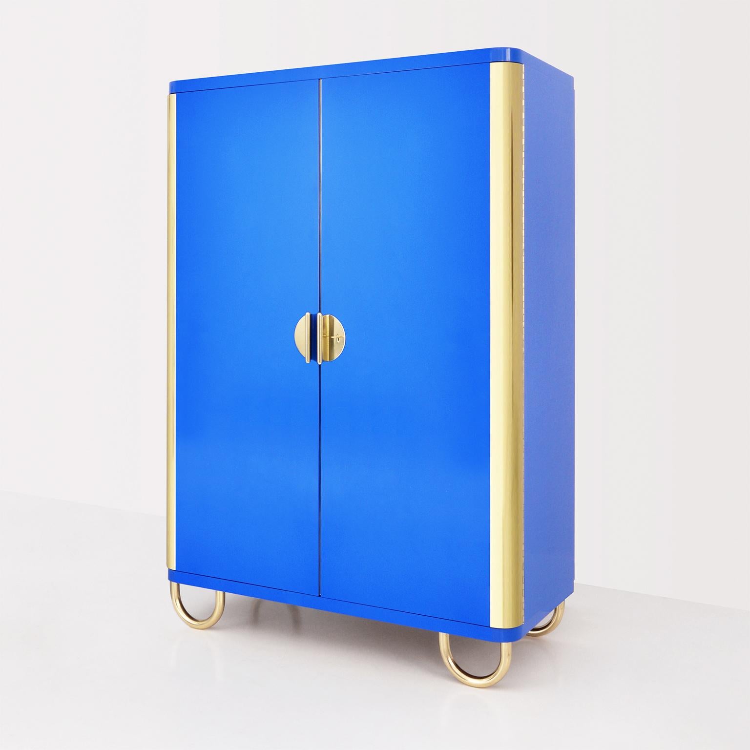 Von GMD Berlin entworfener und hergestellter Schrank nach Maß, der exklusiv in unserer Rudolf Vichr Collection'S präsentiert wird.
Diese hochwertigen, handgefertigten Möbel in klassischem, zeitlosem Design werden aus ausgewählten Materialien nach