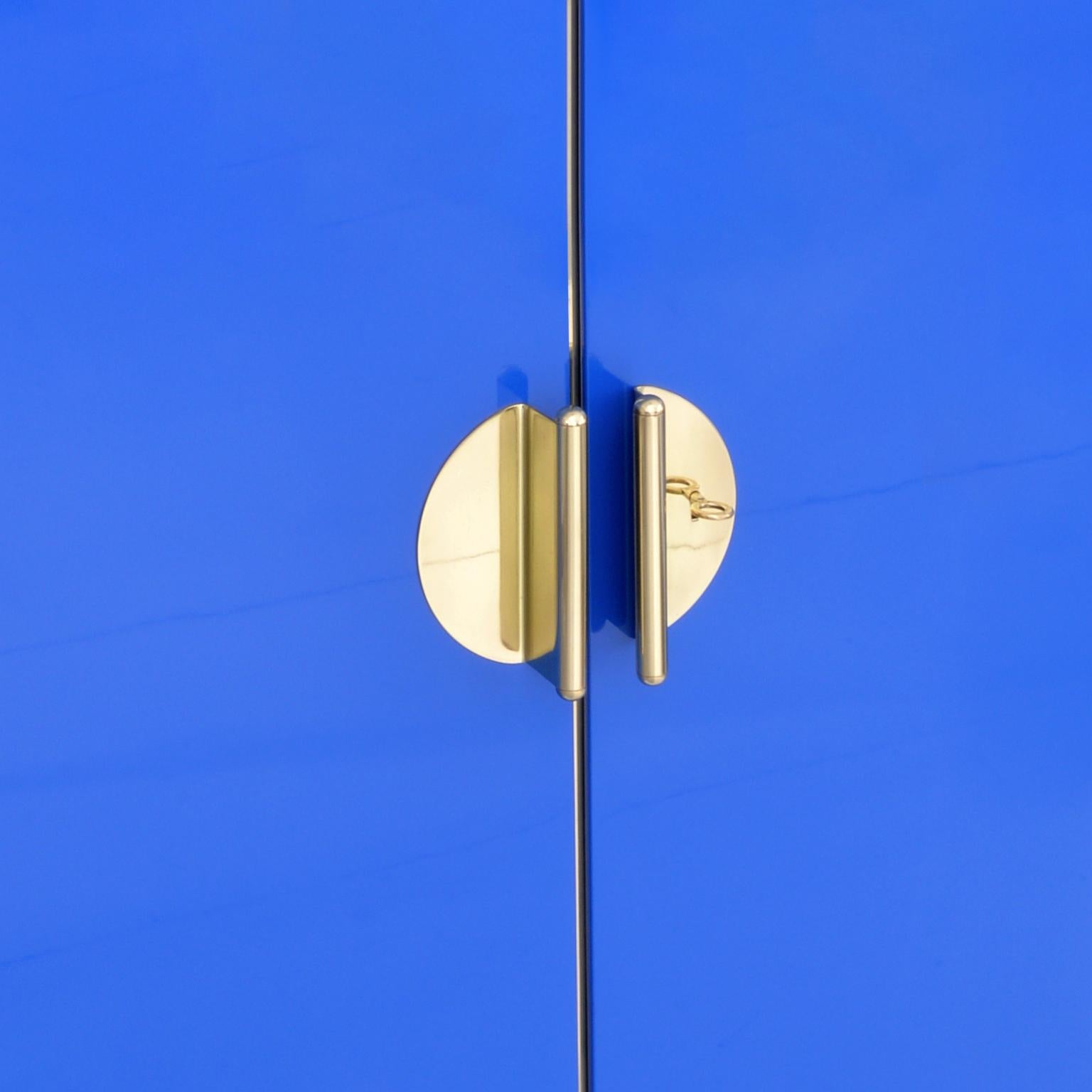 Modernistischer Schrank nach Maß, glänzend lackiertes Holz und Messingbeschläge, handgefertigt (Beschichtet) im Angebot