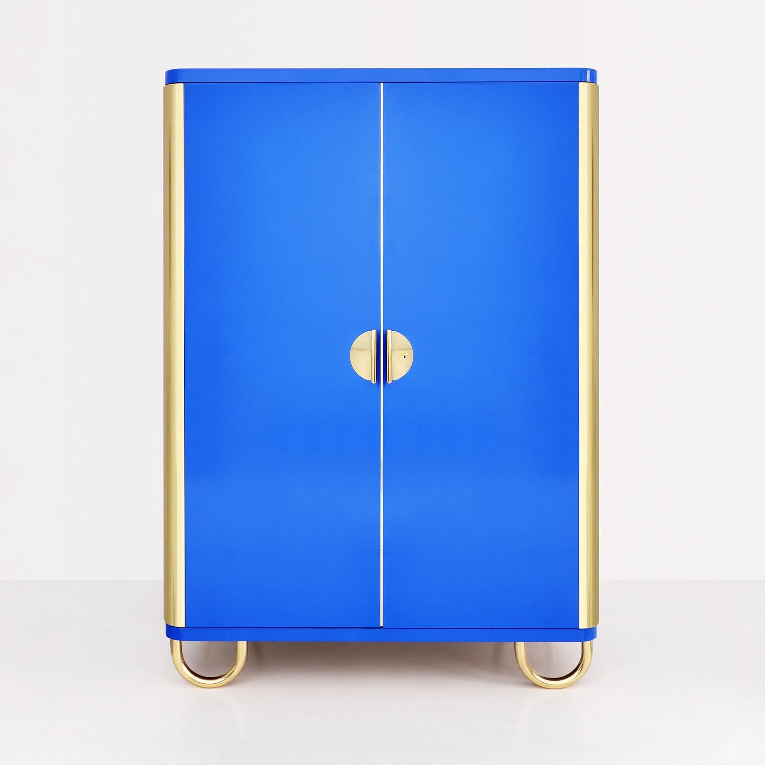 Individuell gestalteter modernistischer Schrank aus glänzend lackiertem Holz und Messingbeschlägen (Moderne) im Angebot