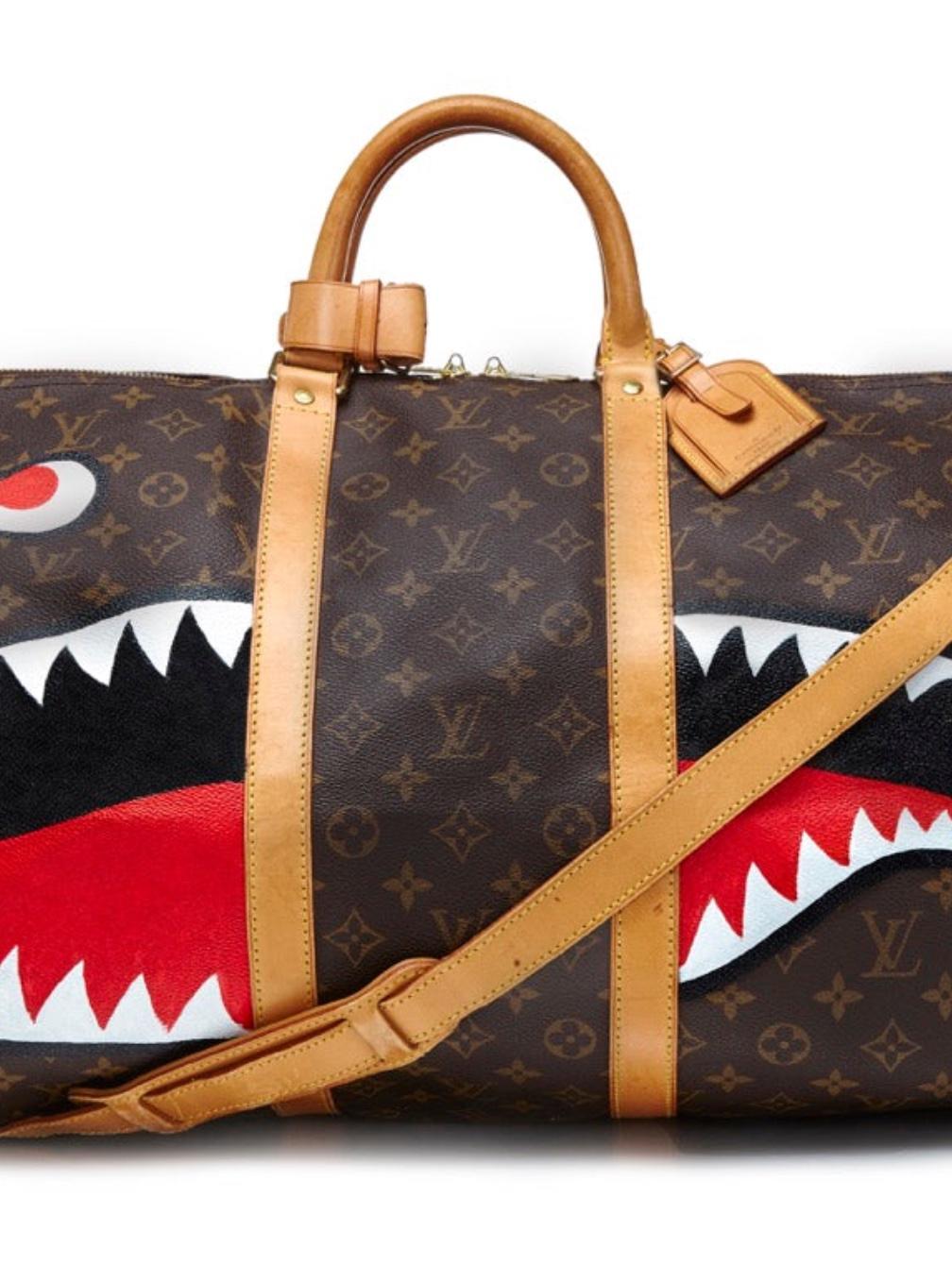 Ajoutez du mordant à votre look avec ce sac de voyage Shark Keepall de Louis Vuitton, peint à la main, issu de la collection Emotional Baggage de Rewind, où des sacs à main emblématiques sont spécialement personnalisés à l'aide d'illustrations