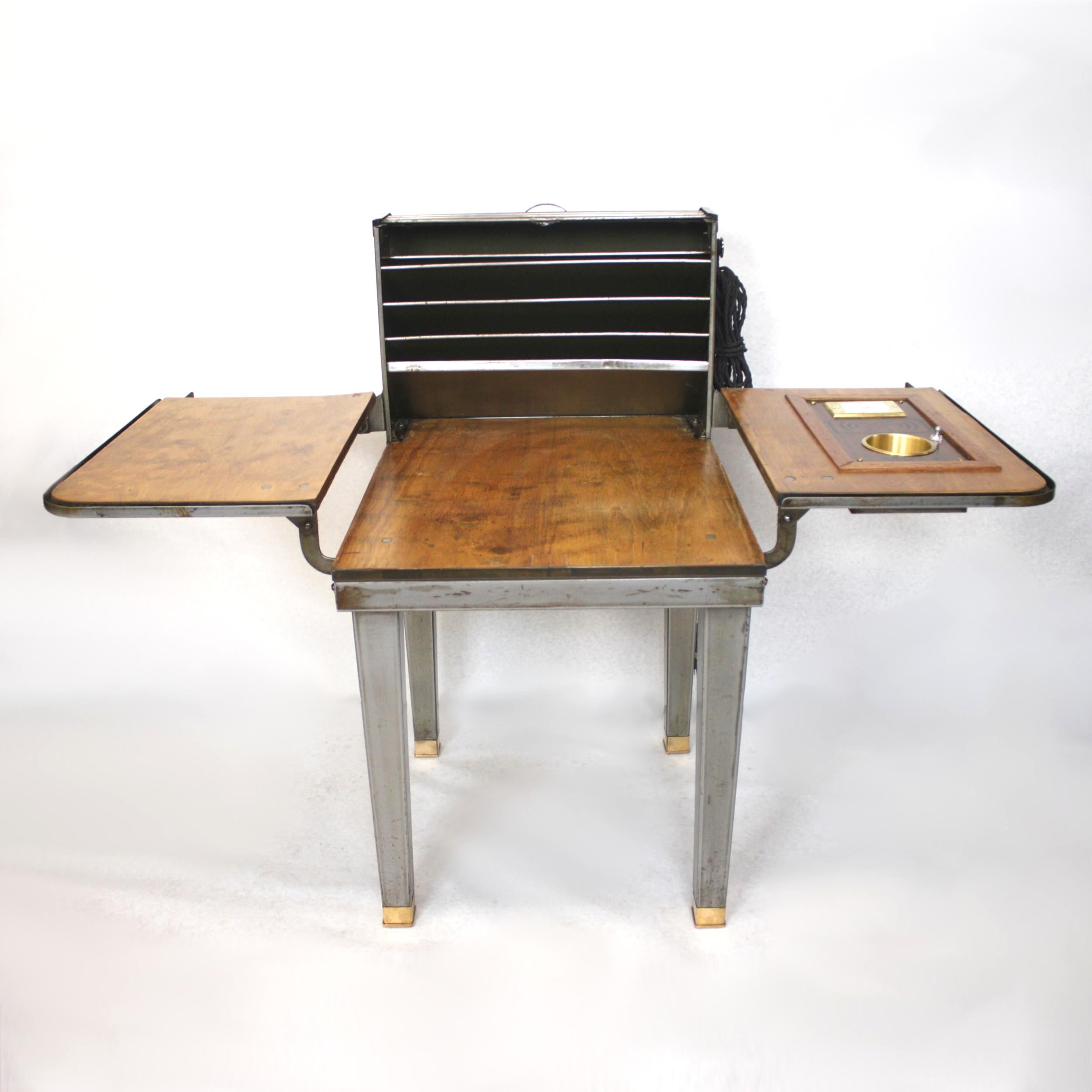 Individuell gestalteter Vintage-Industriestahl-Klappschreibtisch mit Stuhl von Toledo (Industriell)