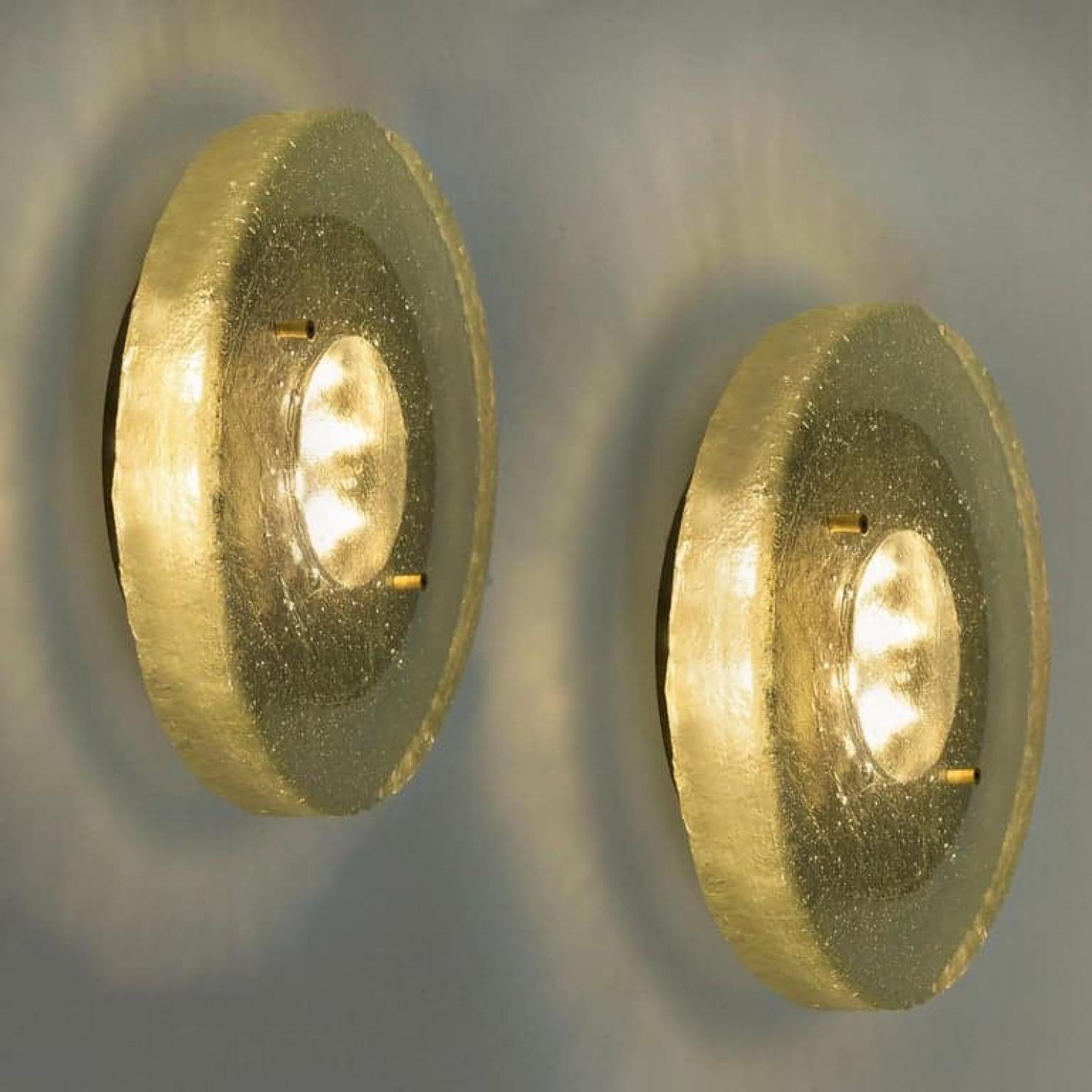 Custum Made Fused Bull's-Eye Glas und Messing Wandleuchte oder Flush Mount (Moderne) im Angebot