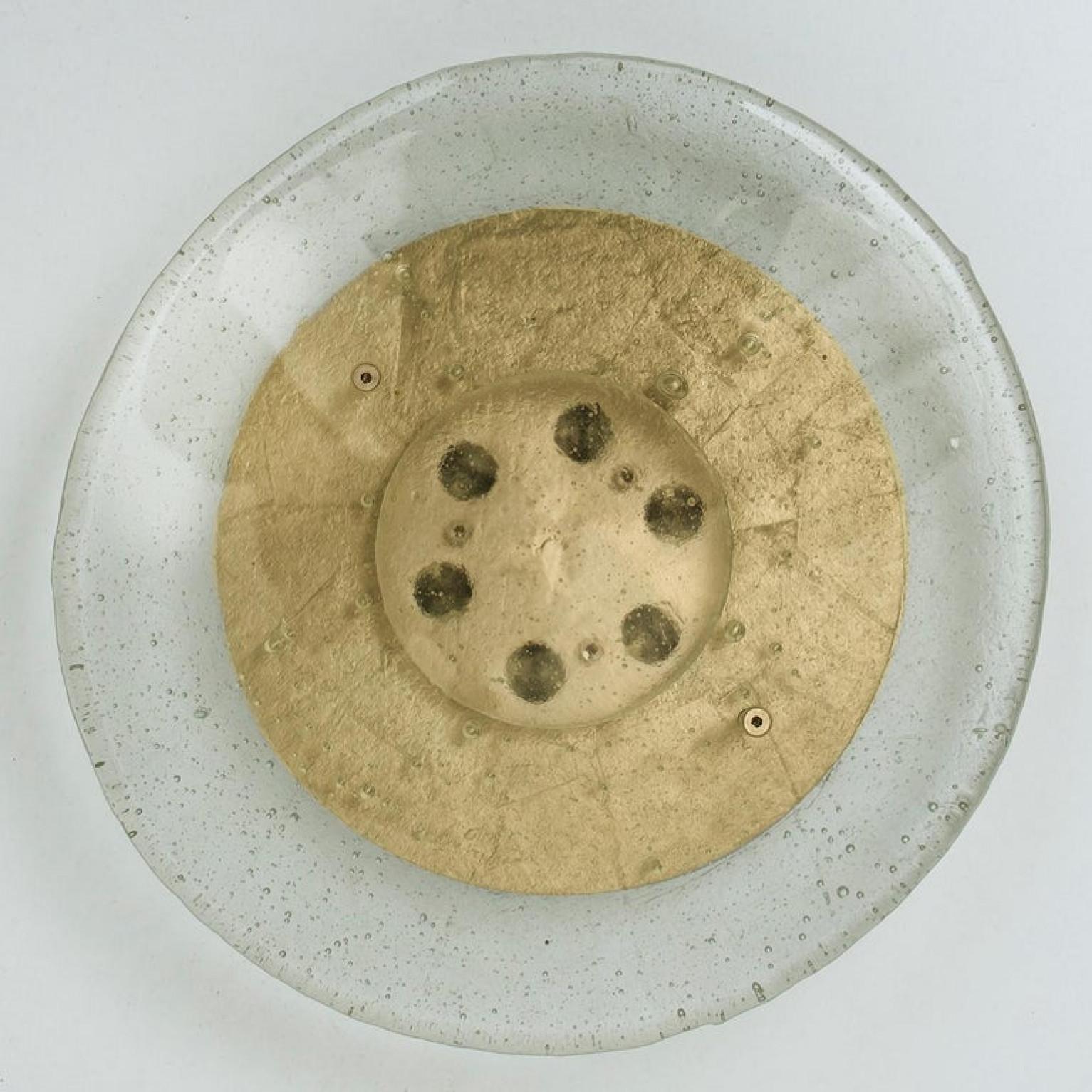 Custum Made Fused Bull's-Eye Glas und Messing Wandleuchte oder Flush Mount (21. Jahrhundert und zeitgenössisch) im Angebot
