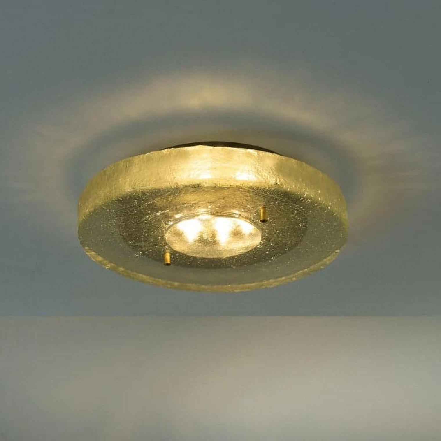 Custum Made Fused Bull's-Eye Glas und Messing Wandleuchte oder Flush Mount im Angebot 1