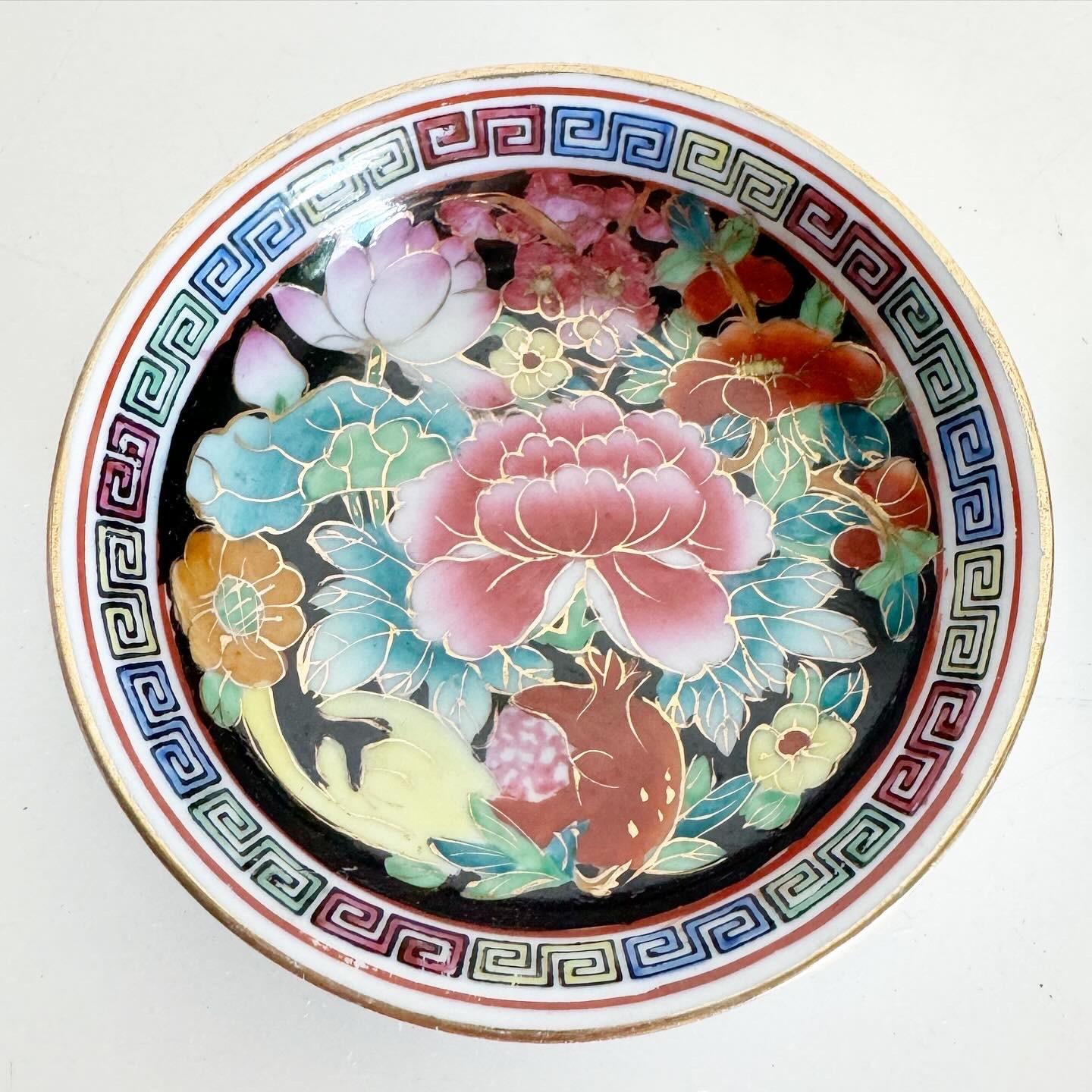 Découvrez l'élégance des petites assiettes/bols chinois anciens peints à la main, une paire qui met en valeur la beauté de l'art traditionnel chinois. Dessinées de manière complexe avec des motifs floraux, des symboles culturels ou des paysages, ces