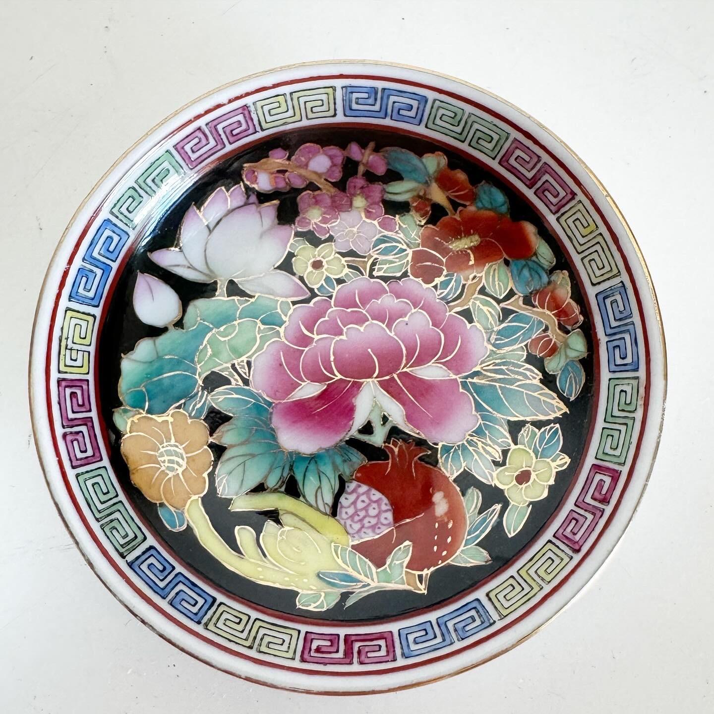 Late 20th Century Cut Age Hand Painted Chinese Small Plates/Bowls - a Pair For Sale
