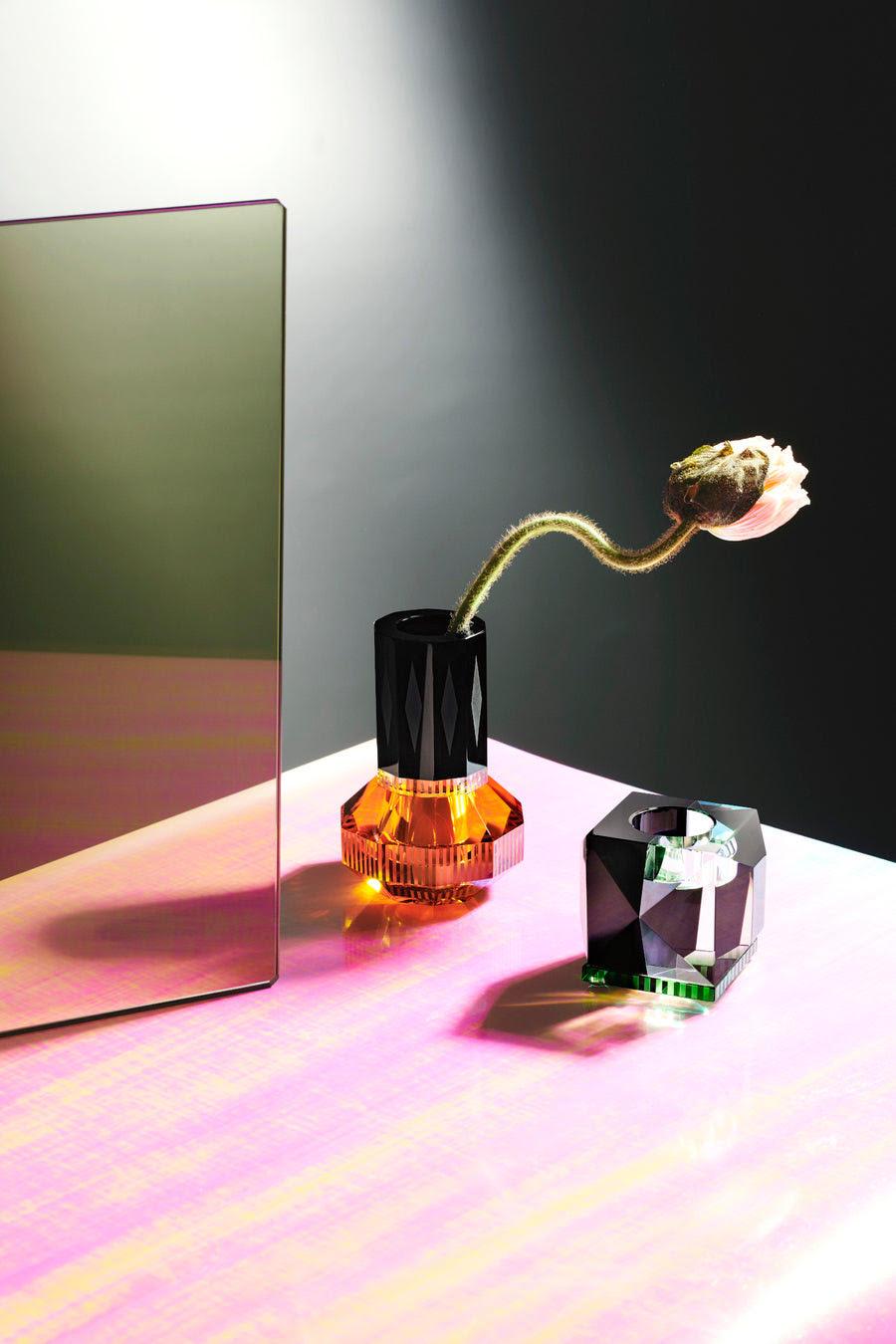 Moderne Vase en cristal taillé et coloré, am designs Contemporary, modèle CHIC. en vente