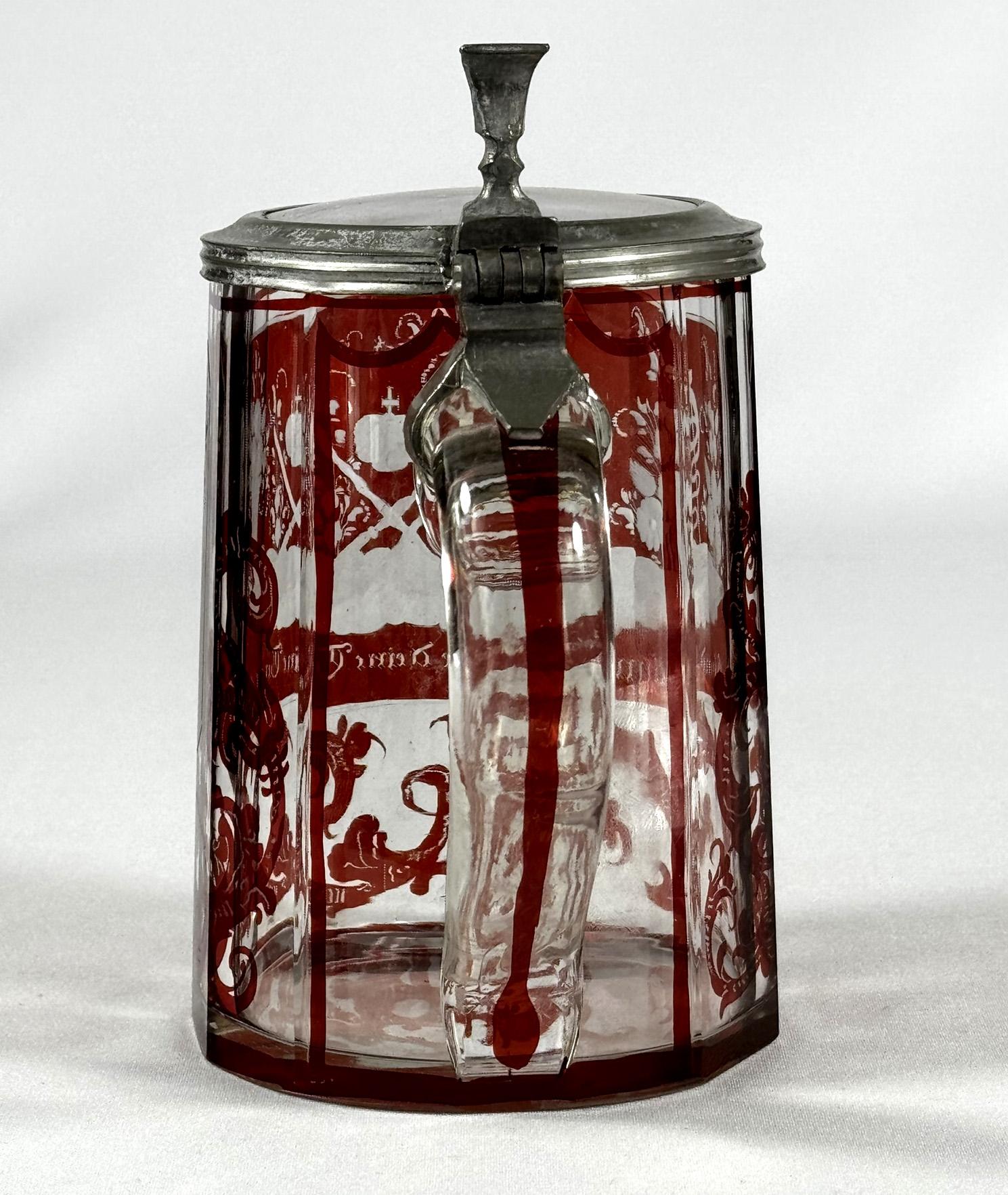 Pichet en verre taillé et gravé rouge lazure - 19ème siècle Bon état - En vente à Nový Bor, CZ