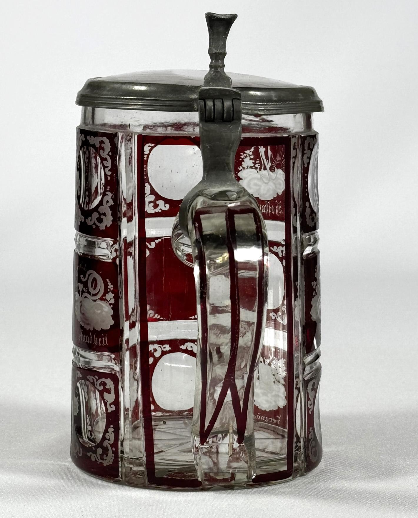 Pichet en verre taillé et gravé rouge lazure - 19ème siècle Bon état - En vente à Nový Bor, CZ