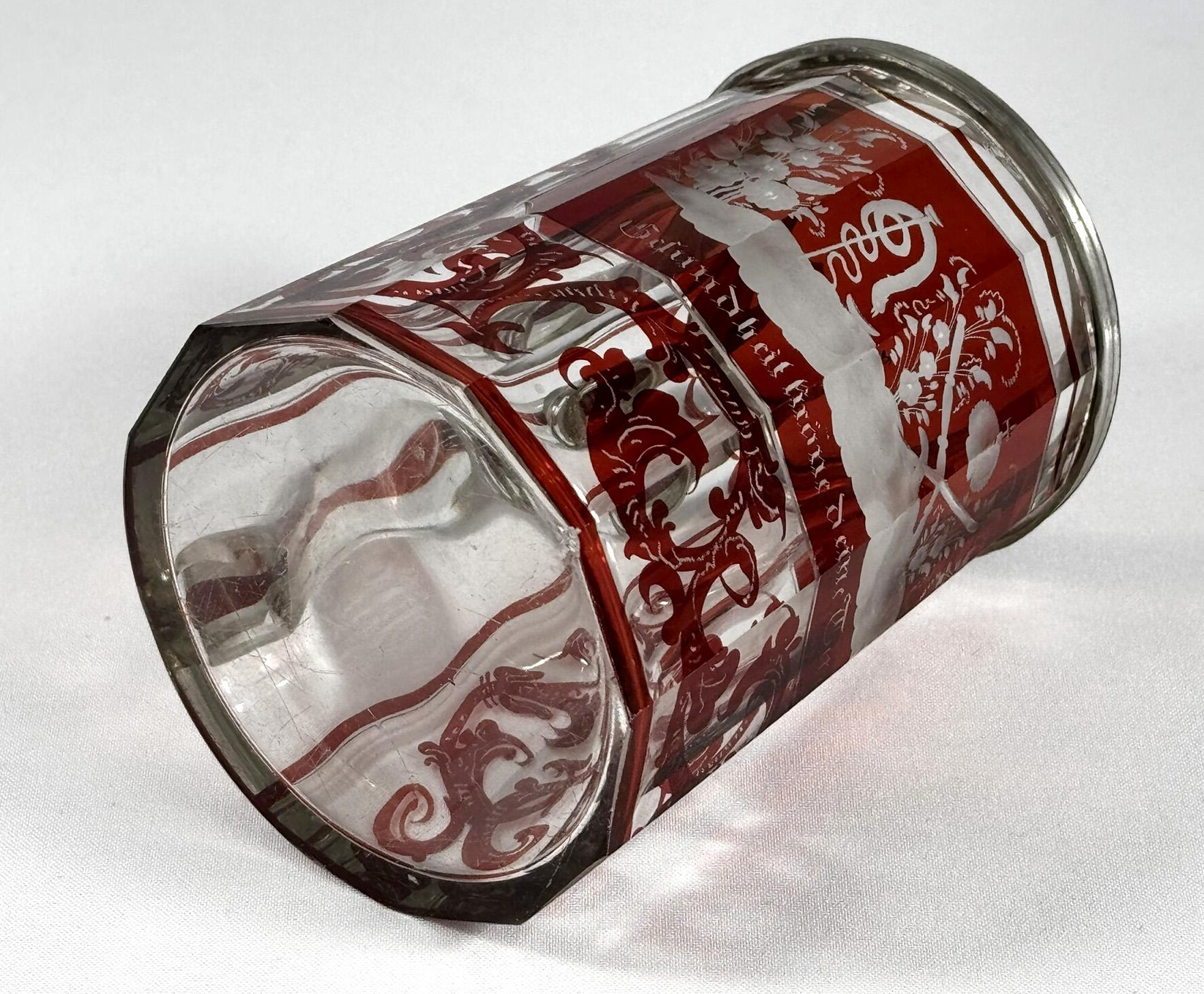Pichet en verre taillé et gravé rouge lazure - 19ème siècle en vente 2