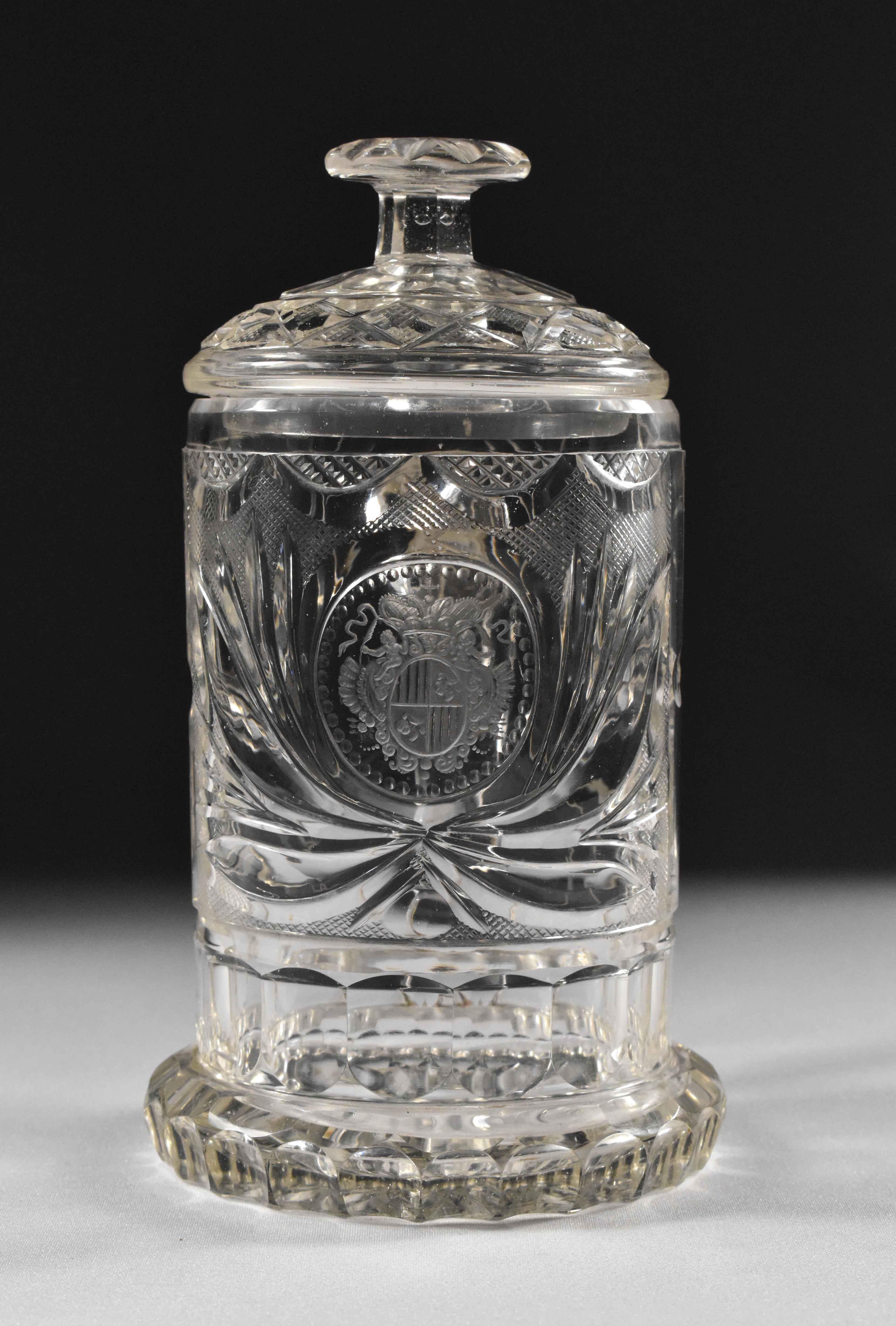 Belle chope en verre taillé et gravé avec armoiries datant de la première moitié du 19e siècle. La chope est magnifiquement taillée et possède un couvercle en verre taillé. Au centre se trouve un petit médaillon avec une gravure des armoiries de la