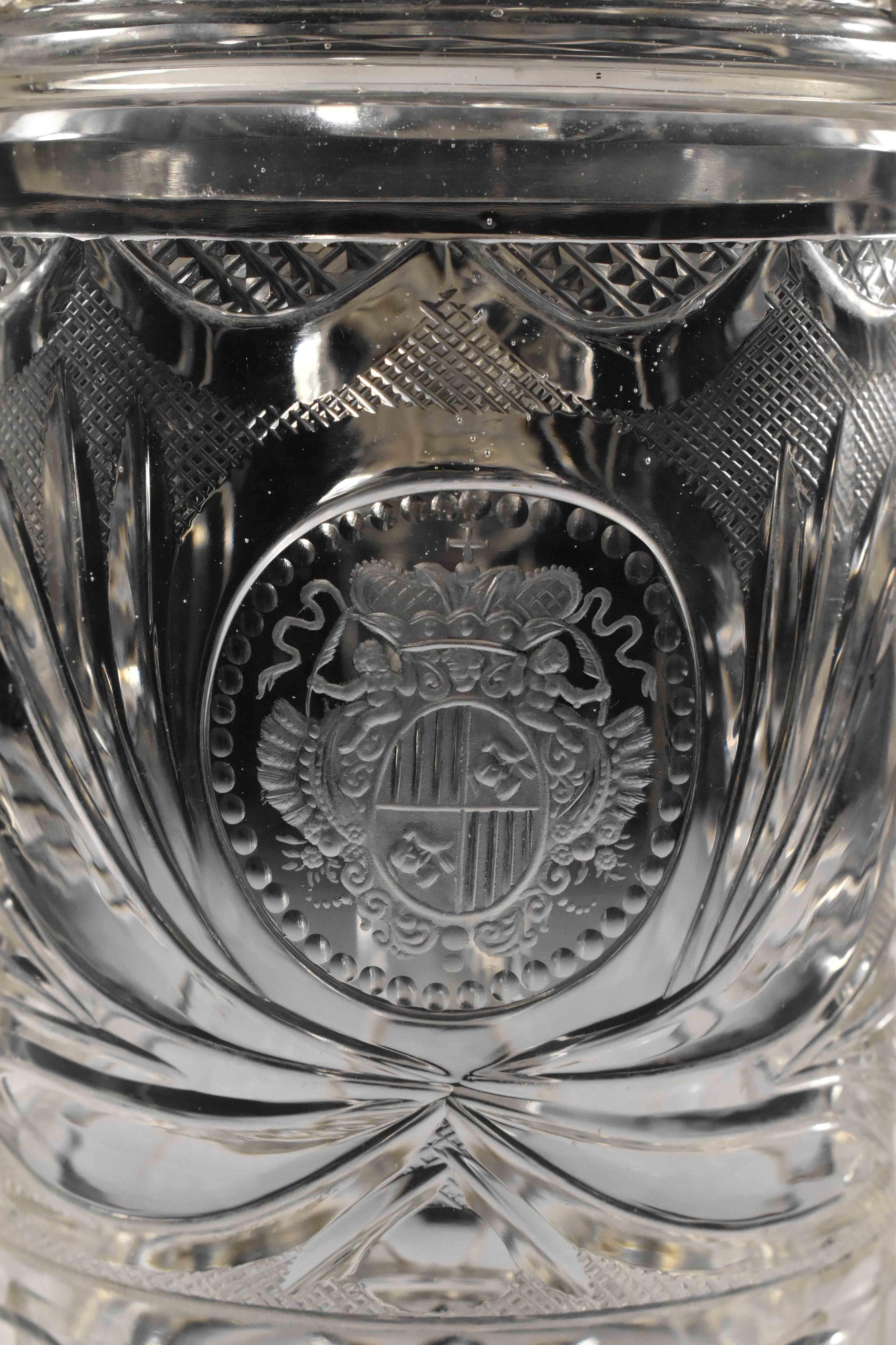 Fait main Soupière en verre taillé et gravé avec des armoiries, 18e/19e siècle en vente