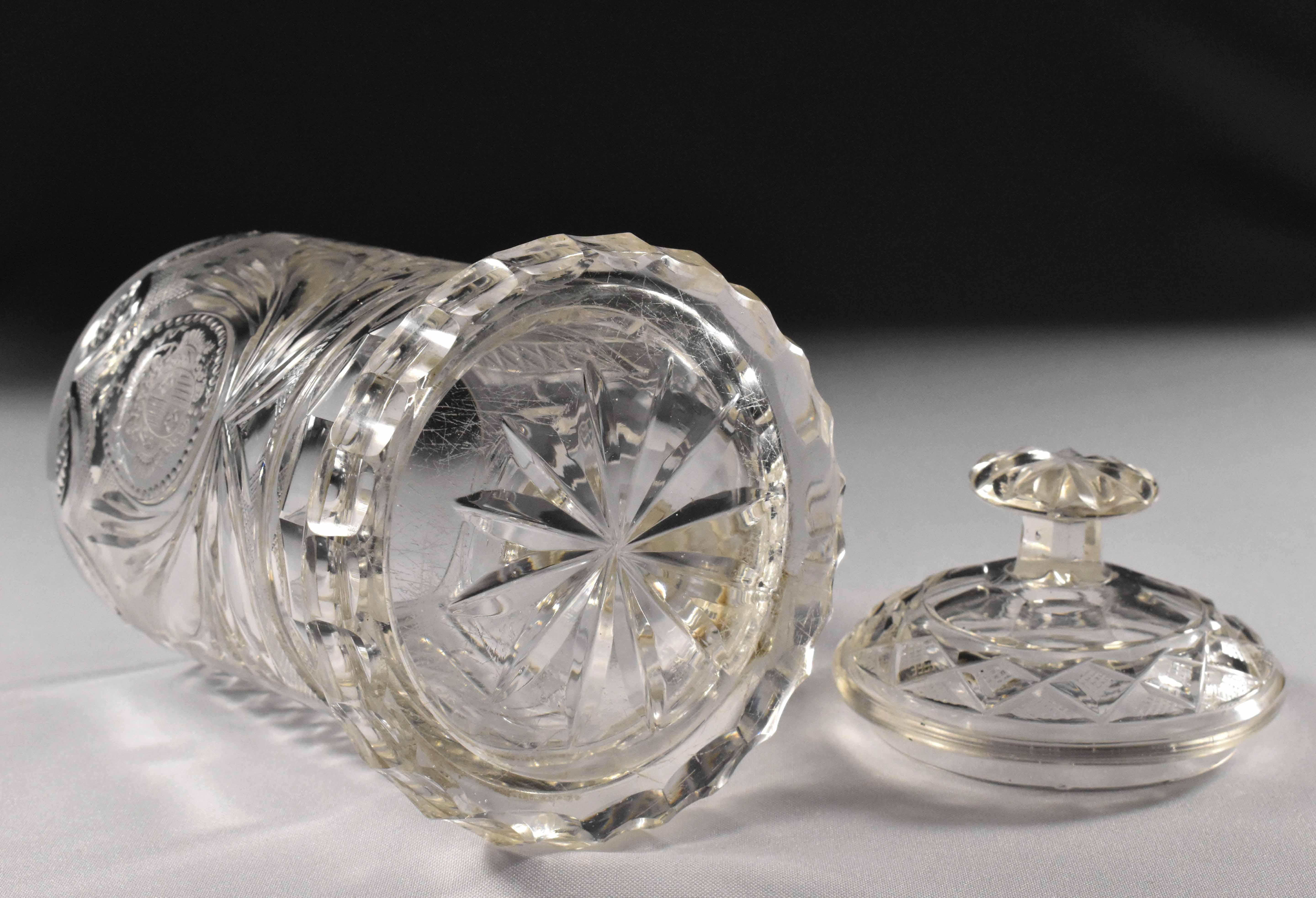 Soupière en verre taillé et gravé avec des armoiries, 18e/19e siècle en vente 3