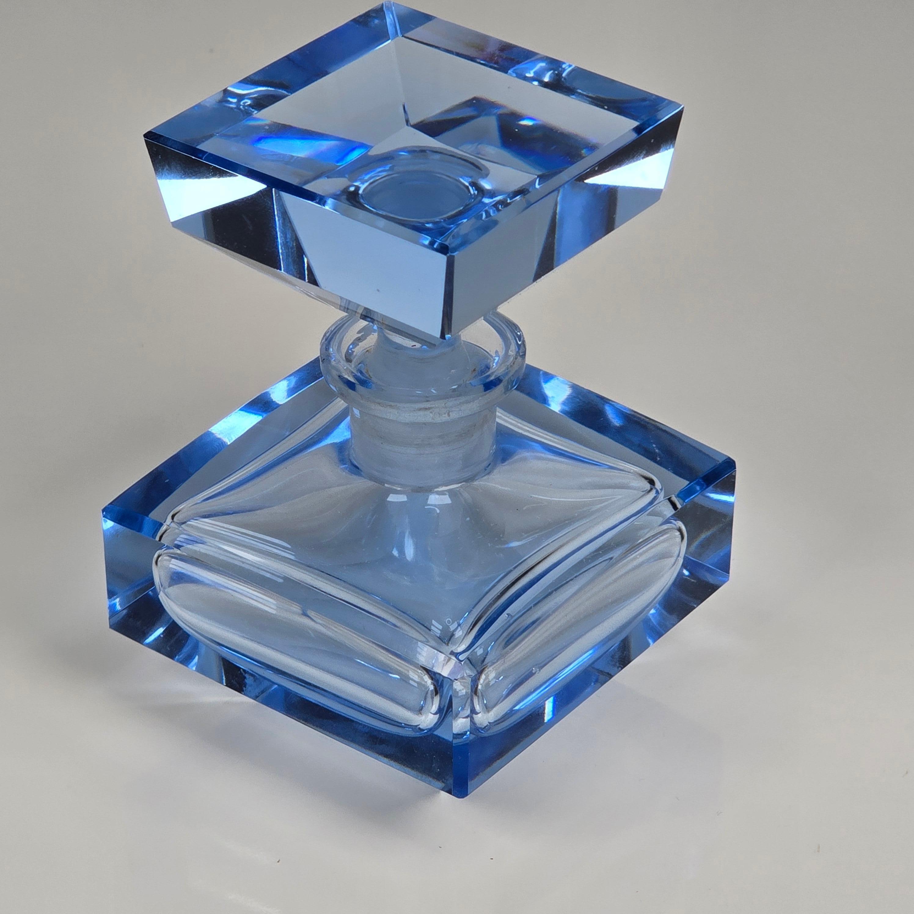 Frasco de perfume Art Déco de cristal azul tallado en venta 2