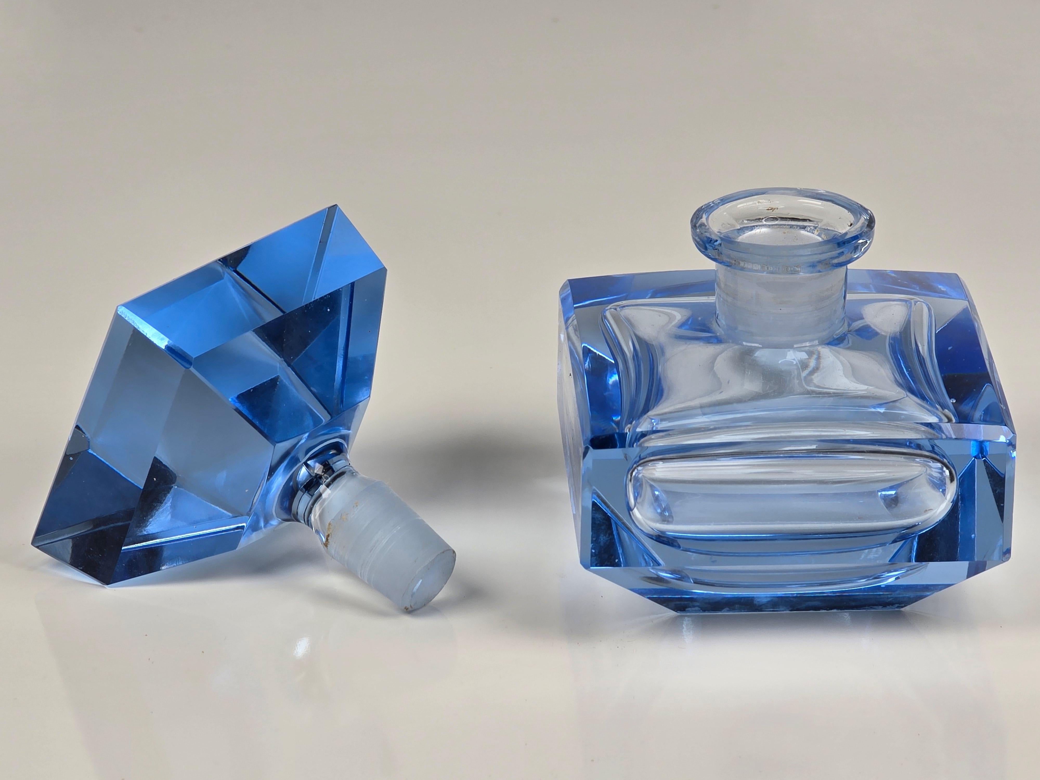 Frasco de perfume Art Déco de cristal azul tallado Art Decó en venta