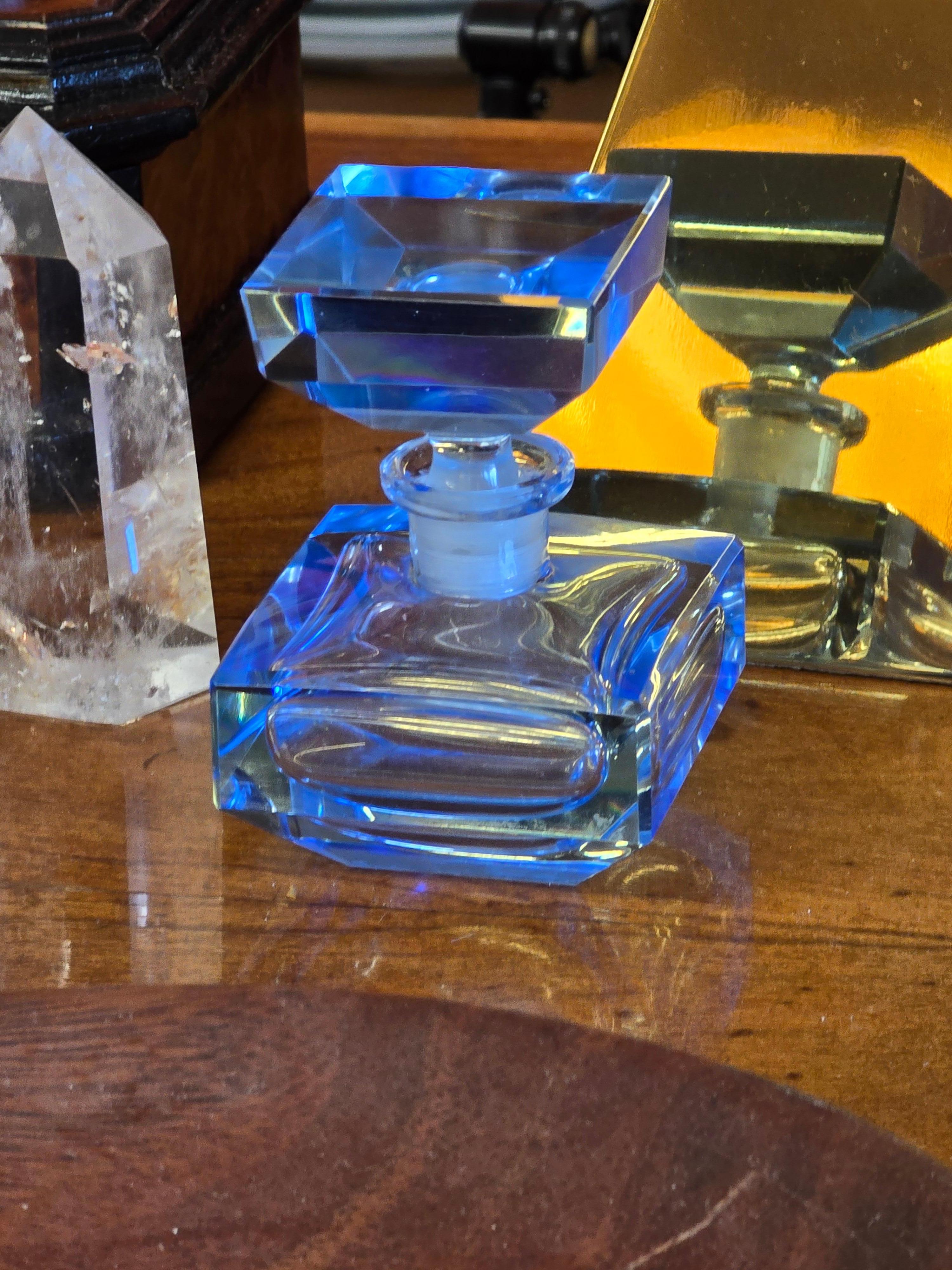 Frasco de perfume Art Déco de cristal azul tallado Checo en venta