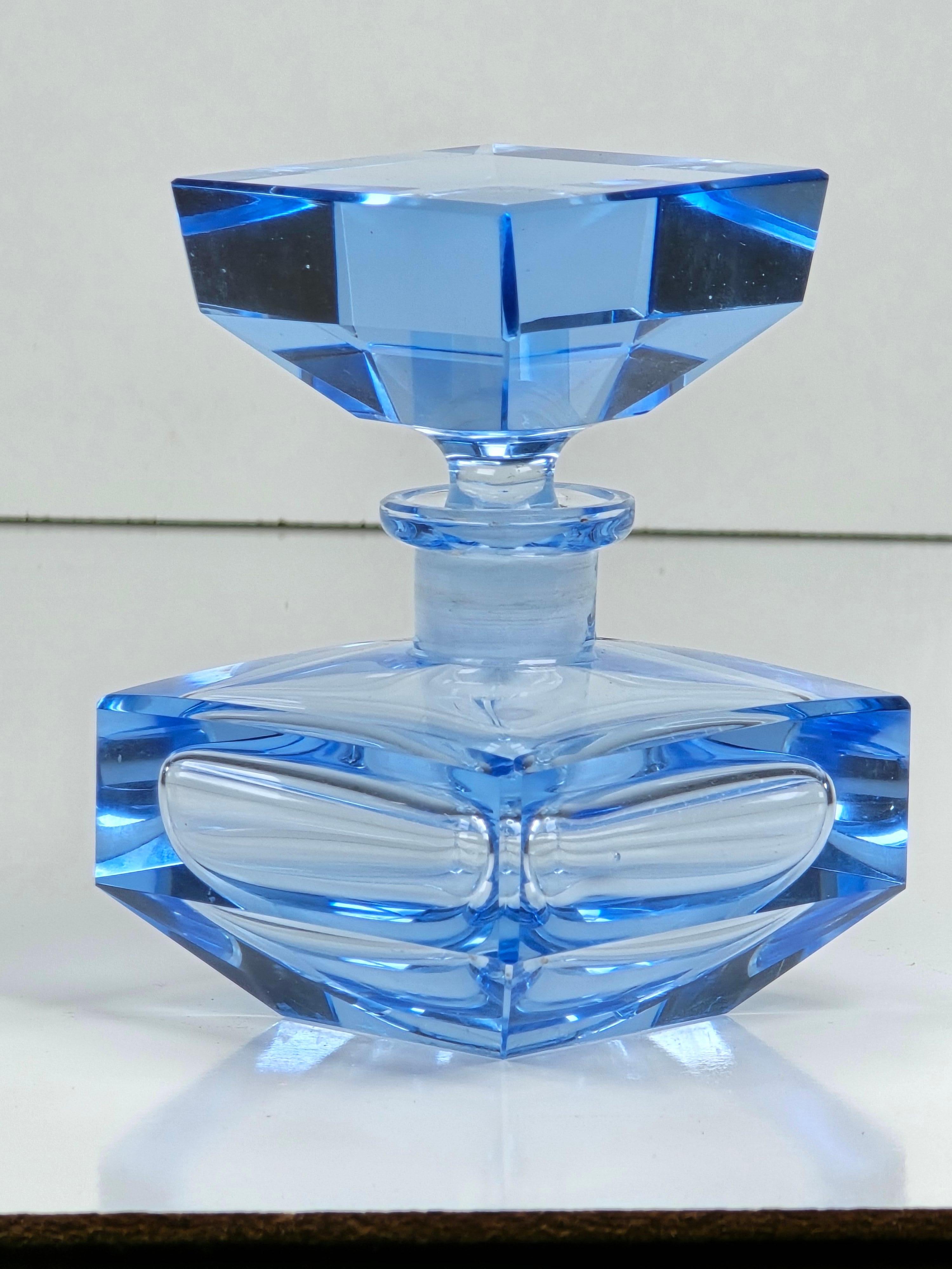 Frasco de perfume Art Déco de cristal azul tallado Facetado en venta
