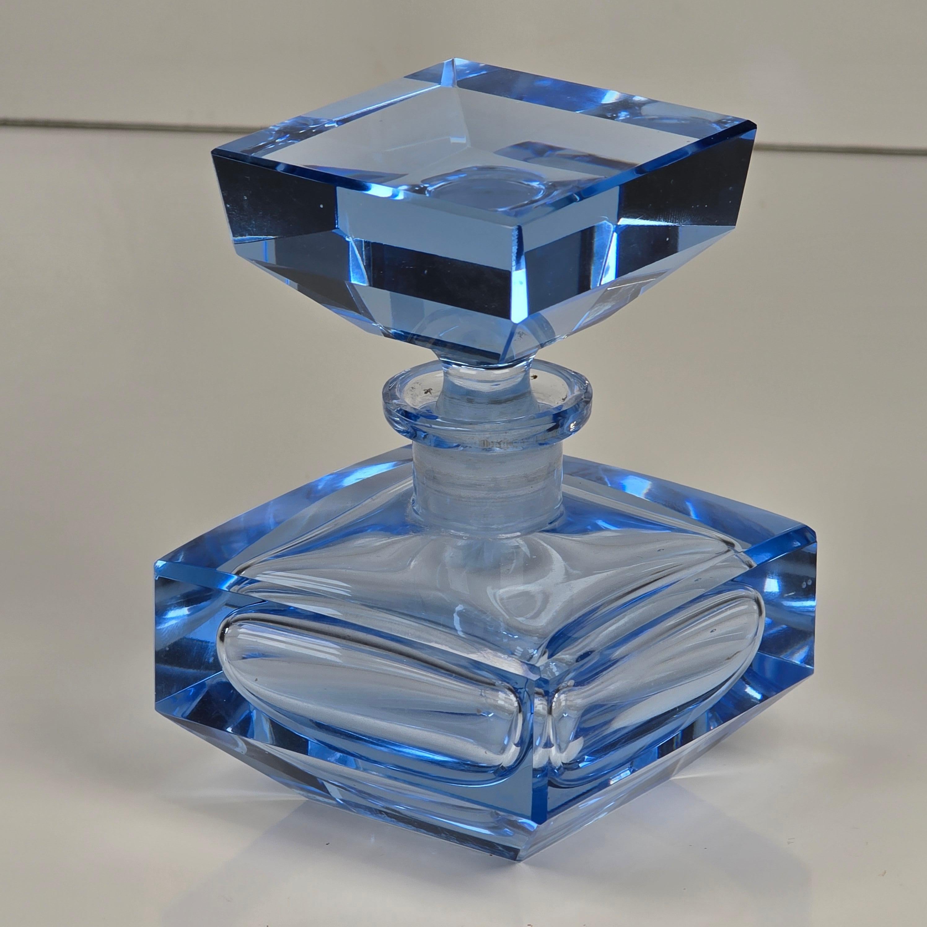 Frasco de perfume Art Déco de cristal azul tallado en Bueno estado para la venta en Kilmarnock, VA