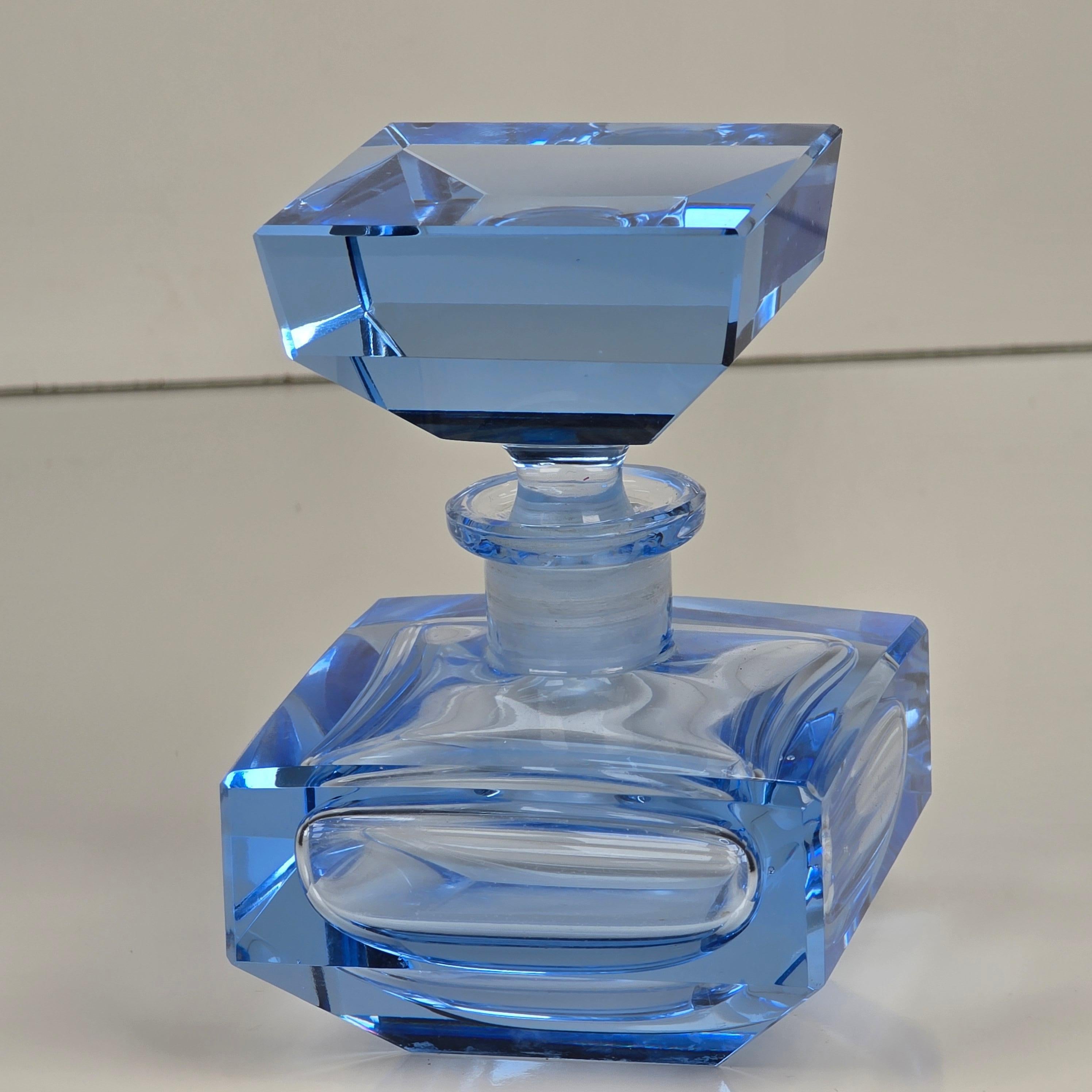 Frasco de perfume Art Déco de cristal azul tallado principios del siglo XX en venta