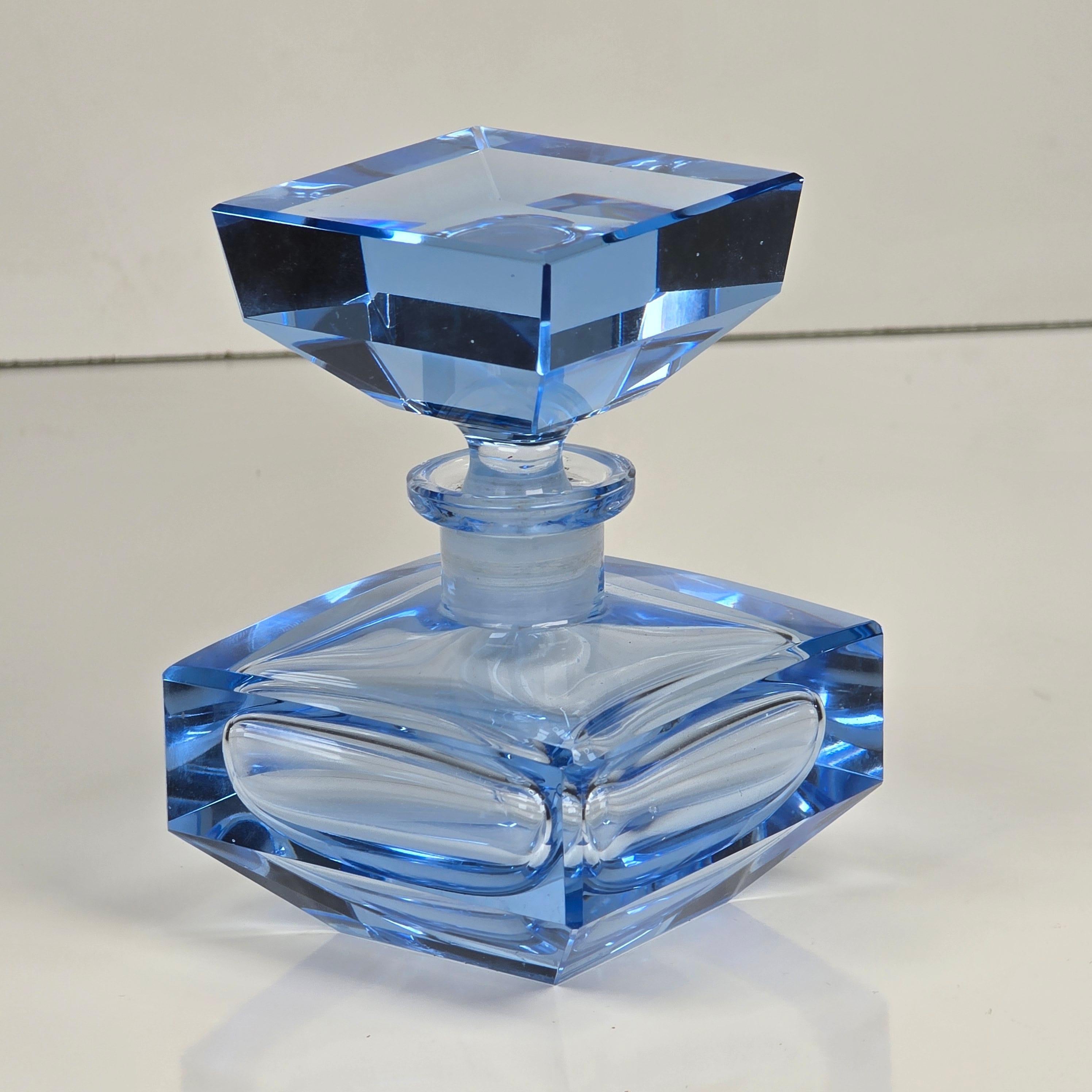 Frasco de perfume Art Déco de cristal azul tallado Cristal en venta