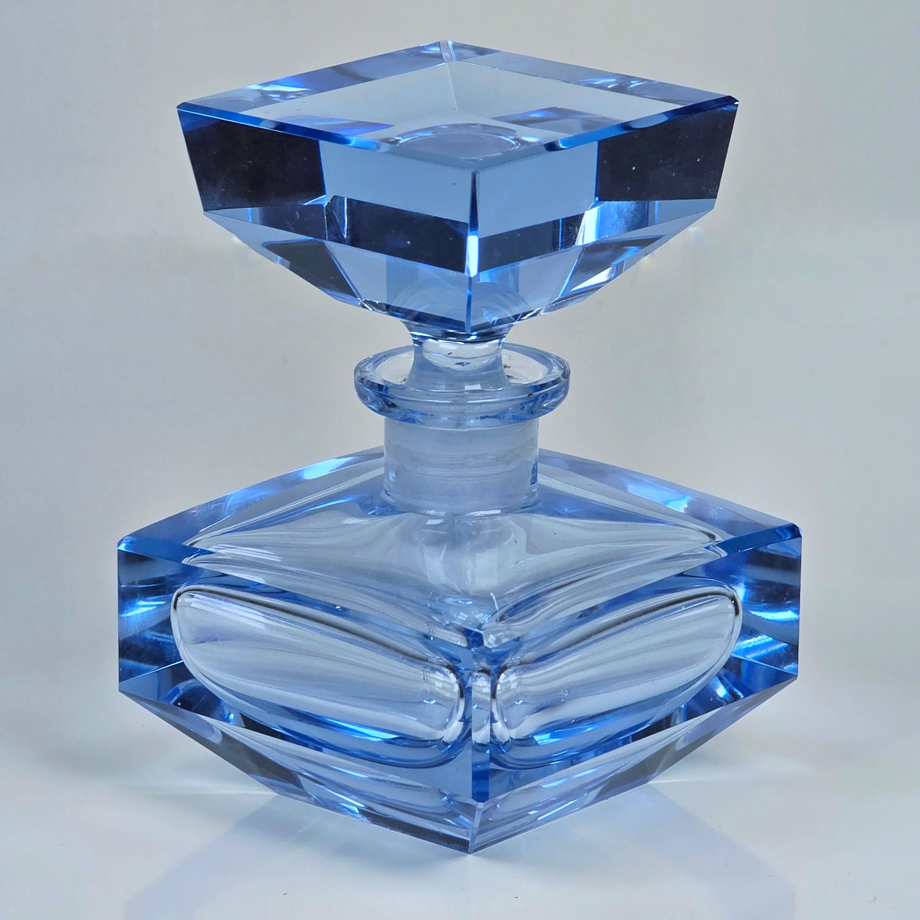 Frasco de perfume Art Déco de cristal azul tallado en venta 1