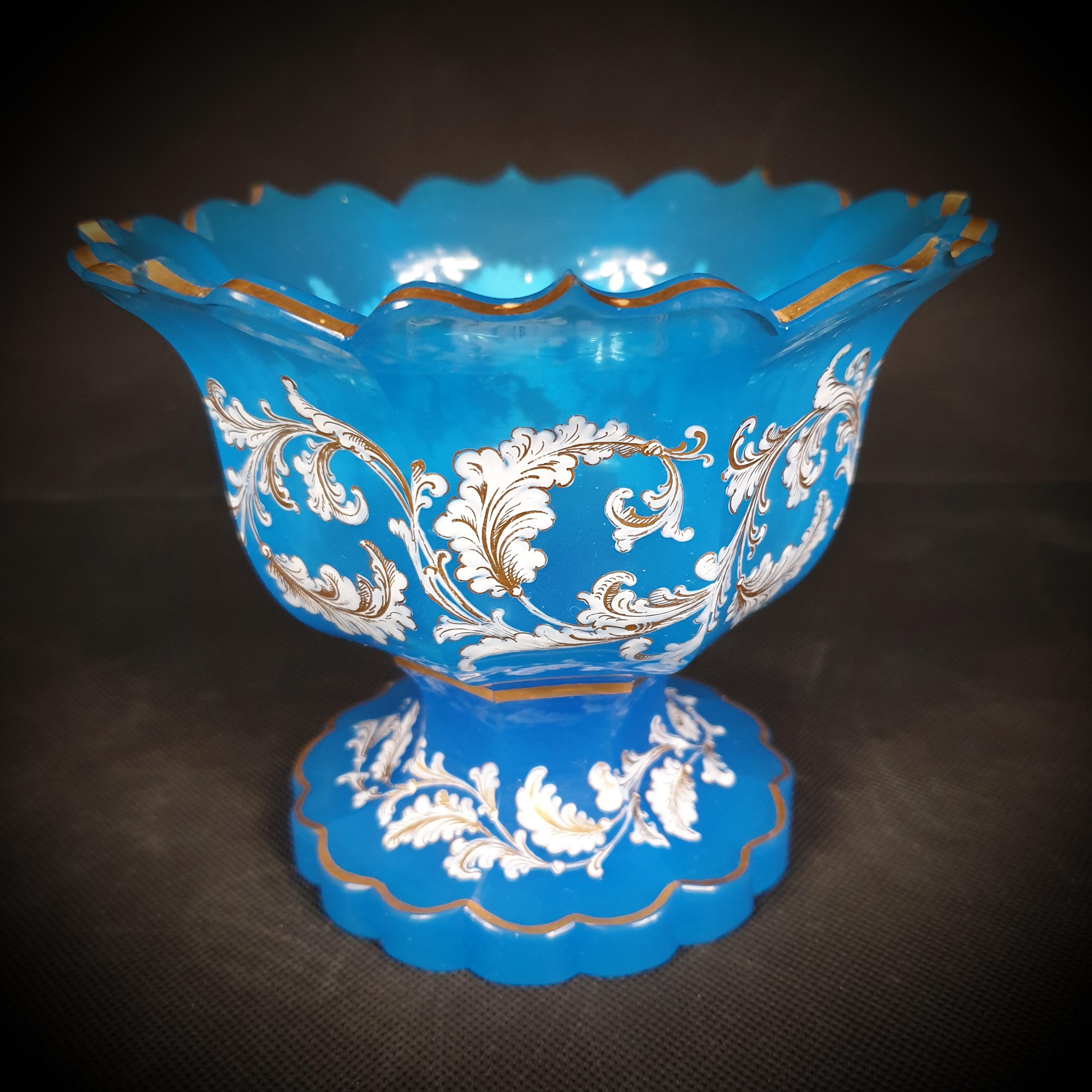 Plat de service en verre opalin bleu moulé taillé, en forme de fleur, doré et peint en vente 2
