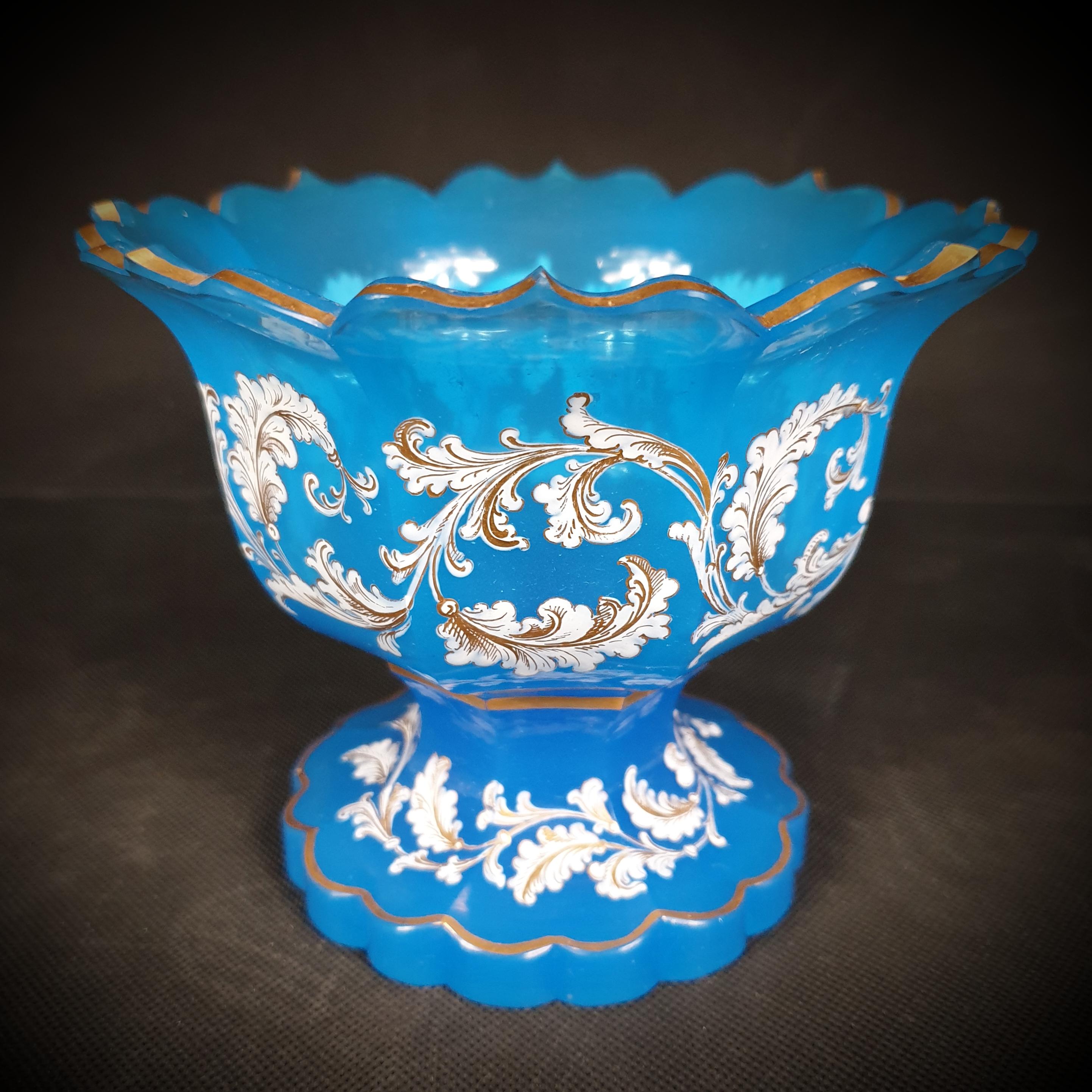 Servierschale aus blauem Moser-Opalglas, blumenförmig, vergoldet und bemalt (Viktorianisch) im Angebot