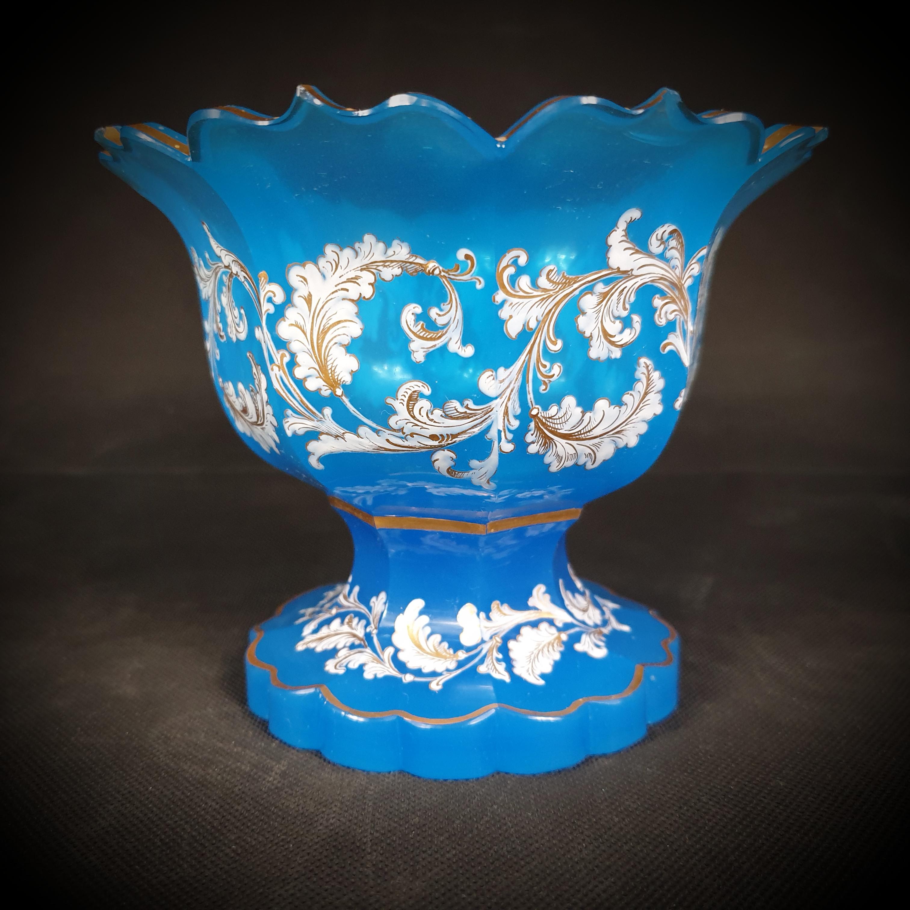 Français Plat de service en verre opalin bleu moulé taillé, en forme de fleur, doré et peint en vente