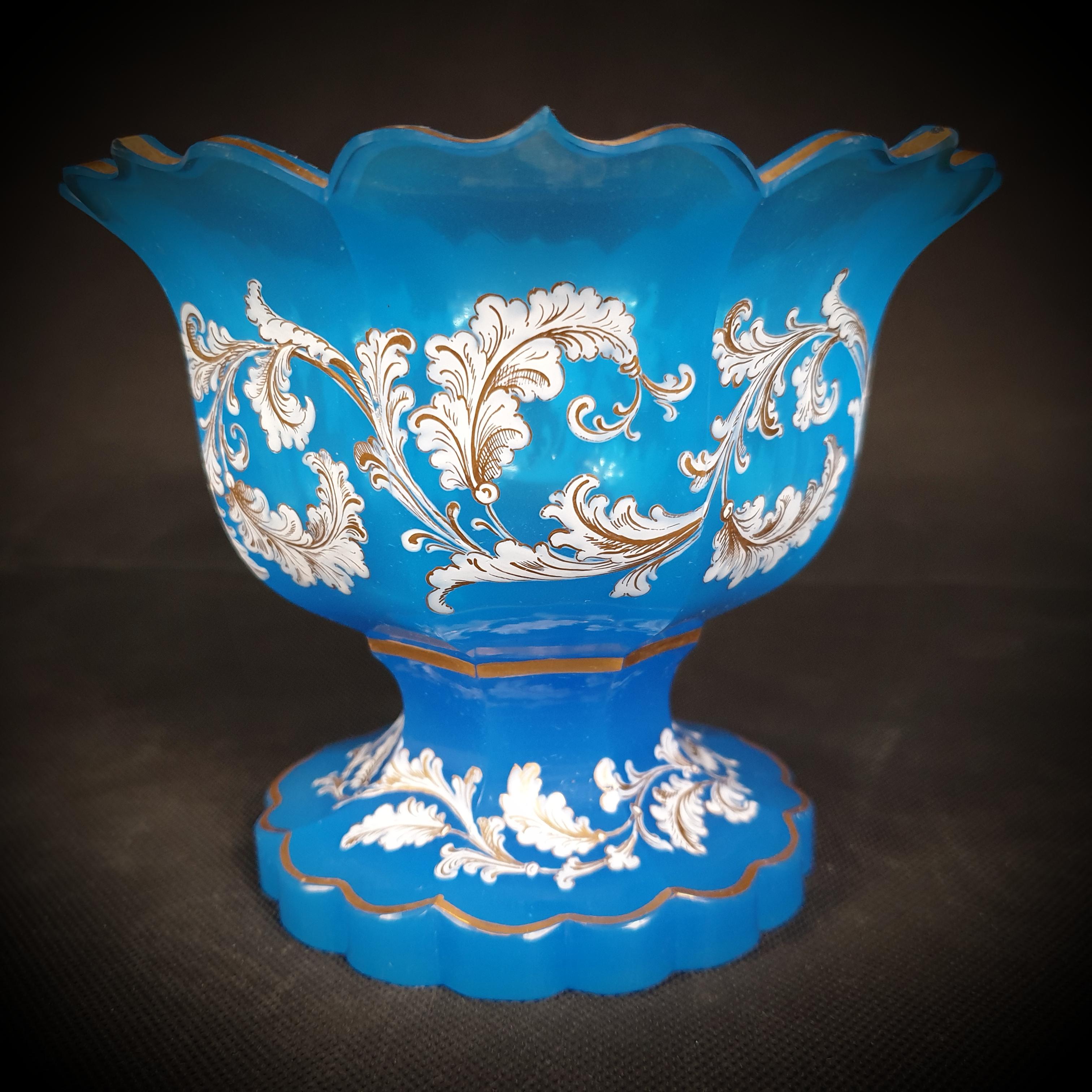 Servierschale aus blauem Moser-Opalglas, blumenförmig, vergoldet und bemalt (Geschnitzt) im Angebot