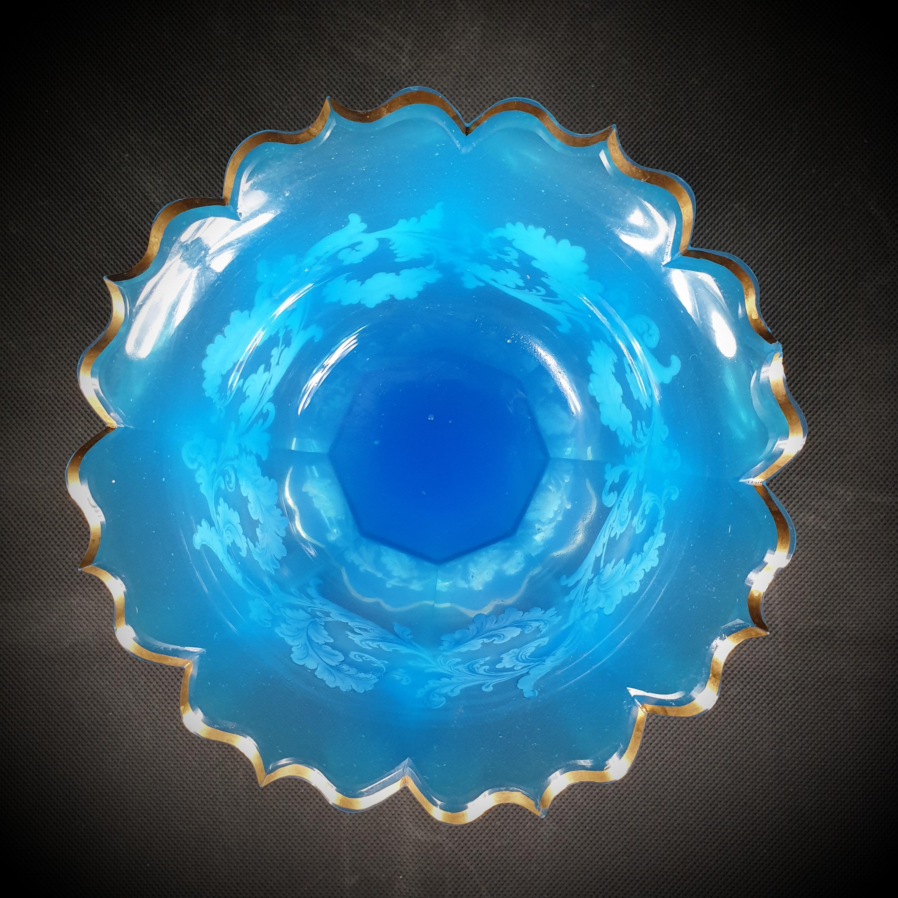 Verre de Murano Plat de service en verre opalin bleu moulé taillé, en forme de fleur, doré et peint en vente