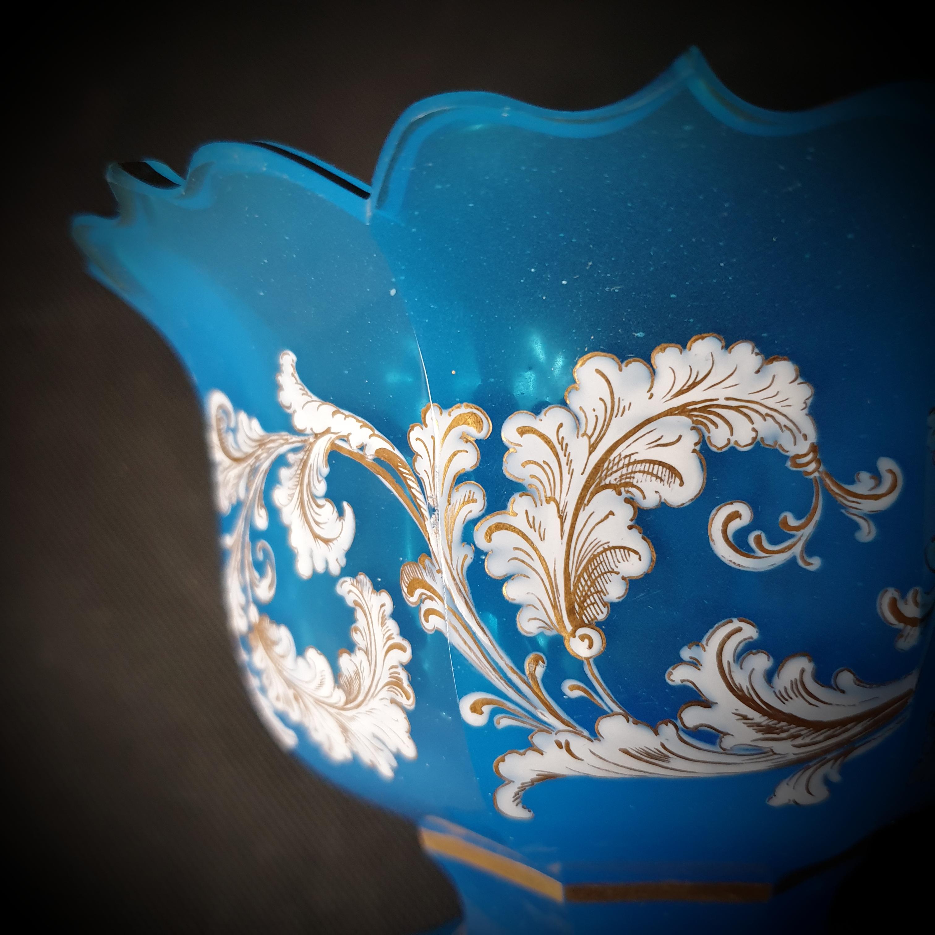 Servierschale aus blauem Moser-Opalglas, blumenförmig, vergoldet und bemalt im Angebot 1